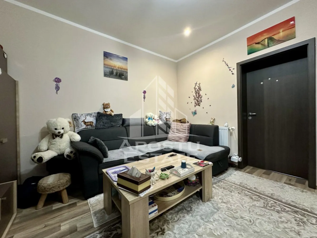 Apartament cu 3 camere mobilat si utilat la parter in Giroc la asfalt. - APOSTU ESTATE va propune spre vanzare un apartament cu 3 camere situat in Giroc.
Drumul de acces spre imobil este asfaltat. In apropiere sunt magazine si supermarket-uri precum: Profi, Lidl, Mega Image, scoala si gradinita la o distanta de 5 minute, acces facil la mijloace de transport in comun.

Apartamentul se vinde mobilat si utilat precum se observa in imagini.

Imobilul este situat la parter.
Suprafata este de 60 mp utili + terasa de 10 mp.

Compartimentare:
- hol acces
- bucatarie separata
- living inchis cu sticla
- 2 dormitoare
- baie cu geam si dus
- terasa

Detalii tehnice:
- constructie realizata in anul 2017 din caramida Porotherm de 25 cm.
- exterior izolat cu polistiren de 10 cm eps 80.
- pereti despartitori complet din caramida (fara rigips) tencuiti mecanizat finisati cu glet si vopsea lavabila.
- geamuri termopan cu rulouri electrice.
- centrala proprie pe gaz, sistem de incalzire cu calorifere.
- aparat pentru aer conditionat.
- aparataje modulare Gewis.
- usa acces securizata, usi interioare Porta Doors.
- gresie si faianta in bucatarie si baie.
- parchet de 8 mm in dormitoare.
- 2 locuri de parcare.
- mobilier in stare buna.
- electrocasnice in stare perfecta de functionare (frigider, plita pe gaz, cuptor electric, hota, masina de spalat rufe) 

Utilitati complete: curent, apa de la retea, canalizare, gaz, internet prin fibra optica, cablu Tv.

Pretul este negociabil in functie de modalitatea de plata.
Pentru mai multe detalii nu ezitati sa ne contactati!

Acceptam orice fel de credit bancar. Oferim consultanta si solutii financiare prin colaboratorii nostri pentru a obtine cel mai avantajos credit Ipotecar sau Noua Casa.

Va asteptam cu drag la o vizionare chiar astazi!
CP2135394