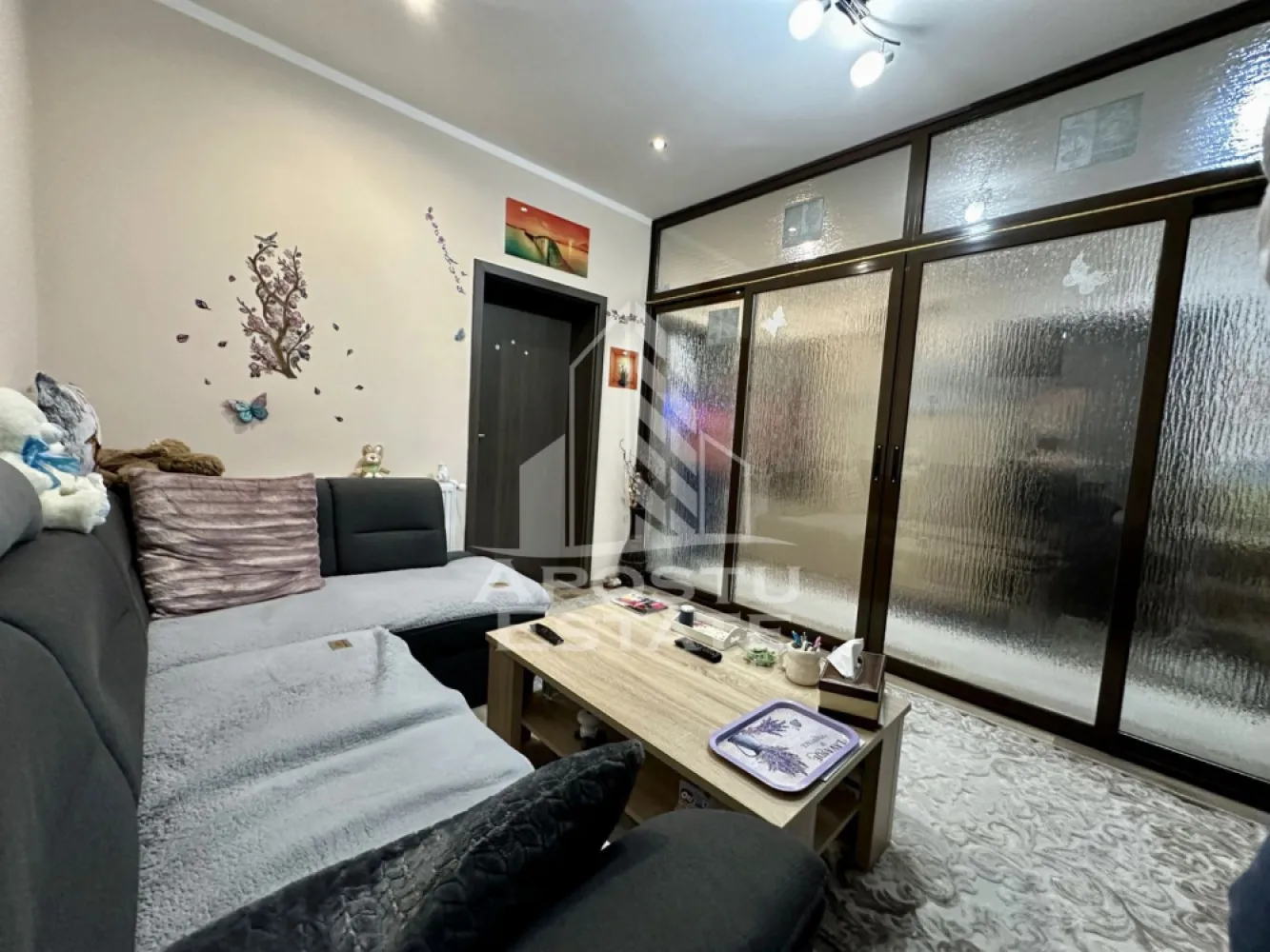 Apartament cu 3 camere mobilat si utilat la parter in Giroc la asfalt. - APOSTU ESTATE va propune spre vanzare un apartament cu 3 camere situat in Giroc.
Drumul de acces spre imobil este asfaltat. In apropiere sunt magazine si supermarket-uri precum: Profi, Lidl, Mega Image, scoala si gradinita la o distanta de 5 minute, acces facil la mijloace de transport in comun.

Apartamentul se vinde mobilat si utilat precum se observa in imagini.

Imobilul este situat la parter.
Suprafata este de 60 mp utili + terasa de 10 mp.

Compartimentare:
- hol acces
- bucatarie separata
- living inchis cu sticla
- 2 dormitoare
- baie cu geam si dus
- terasa

Detalii tehnice:
- constructie realizata in anul 2017 din caramida Porotherm de 25 cm.
- exterior izolat cu polistiren de 10 cm eps 80.
- pereti despartitori complet din caramida (fara rigips) tencuiti mecanizat finisati cu glet si vopsea lavabila.
- geamuri termopan cu rulouri electrice.
- centrala proprie pe gaz, sistem de incalzire cu calorifere.
- aparat pentru aer conditionat.
- aparataje modulare Gewis.
- usa acces securizata, usi interioare Porta Doors.
- gresie si faianta in bucatarie si baie.
- parchet de 8 mm in dormitoare.
- 2 locuri de parcare.
- mobilier in stare buna.
- electrocasnice in stare perfecta de functionare (frigider, plita pe gaz, cuptor electric, hota, masina de spalat rufe) 

Utilitati complete: curent, apa de la retea, canalizare, gaz, internet prin fibra optica, cablu Tv.

Pretul este negociabil in functie de modalitatea de plata.
Pentru mai multe detalii nu ezitati sa ne contactati!

Acceptam orice fel de credit bancar. Oferim consultanta si solutii financiare prin colaboratorii nostri pentru a obtine cel mai avantajos credit Ipotecar sau Noua Casa.

Va asteptam cu drag la o vizionare chiar astazi!
CP2135394