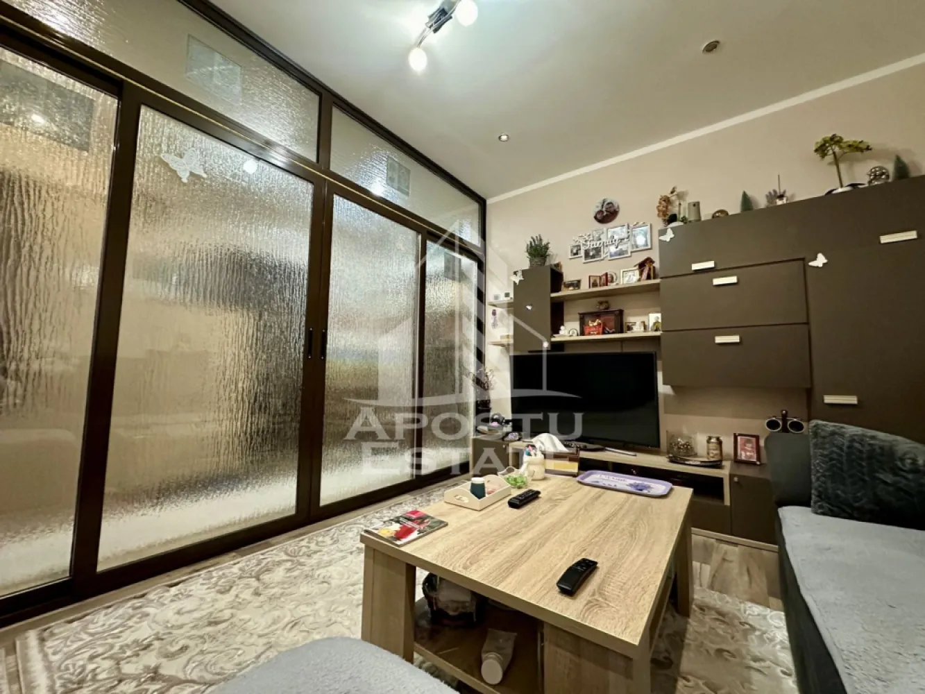 Apartament cu 3 camere mobilat si utilat la parter in Giroc la asfalt. - APOSTU ESTATE va propune spre vanzare un apartament cu 3 camere situat in Giroc.
Drumul de acces spre imobil este asfaltat. In apropiere sunt magazine si supermarket-uri precum: Profi, Lidl, Mega Image, scoala si gradinita la o distanta de 5 minute, acces facil la mijloace de transport in comun.

Apartamentul se vinde mobilat si utilat precum se observa in imagini.

Imobilul este situat la parter.
Suprafata este de 60 mp utili + terasa de 10 mp.

Compartimentare:
- hol acces
- bucatarie separata
- living inchis cu sticla
- 2 dormitoare
- baie cu geam si dus
- terasa

Detalii tehnice:
- constructie realizata in anul 2017 din caramida Porotherm de 25 cm.
- exterior izolat cu polistiren de 10 cm eps 80.
- pereti despartitori complet din caramida (fara rigips) tencuiti mecanizat finisati cu glet si vopsea lavabila.
- geamuri termopan cu rulouri electrice.
- centrala proprie pe gaz, sistem de incalzire cu calorifere.
- aparat pentru aer conditionat.
- aparataje modulare Gewis.
- usa acces securizata, usi interioare Porta Doors.
- gresie si faianta in bucatarie si baie.
- parchet de 8 mm in dormitoare.
- 2 locuri de parcare.
- mobilier in stare buna.
- electrocasnice in stare perfecta de functionare (frigider, plita pe gaz, cuptor electric, hota, masina de spalat rufe) 

Utilitati complete: curent, apa de la retea, canalizare, gaz, internet prin fibra optica, cablu Tv.

Pretul este negociabil in functie de modalitatea de plata.
Pentru mai multe detalii nu ezitati sa ne contactati!

Acceptam orice fel de credit bancar. Oferim consultanta si solutii financiare prin colaboratorii nostri pentru a obtine cel mai avantajos credit Ipotecar sau Noua Casa.

Va asteptam cu drag la o vizionare chiar astazi!
CP2135394