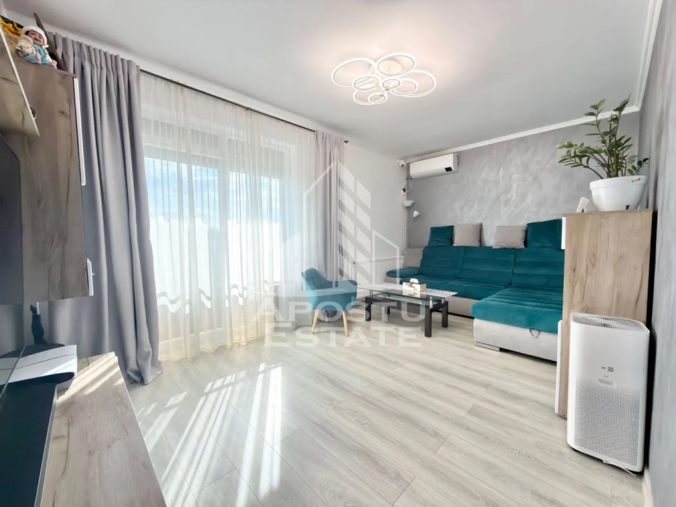 Apartament cu 3 camere decomandat, complet mobilat la parter in Giroc. - APOSTU ESTATE va propune spre vanzare un apartament cu 3 camere situat in Giroc - Calea Urseni.
Drumul de acces spre imobil este asfaltat. In apropiere sunt magazine si supermarket-uri precum: Profi, Lidl, Penny, magazin alimentar, scoala si gradinita la o distanta de 5 minute, acces facil la mijloace de transport in comun.

Apartamentul se vinde mobilat cu exceptia mobilierului din living si dormitoare.

Imobilul este situat la parter si dispune de o suprafata de 70 mp utili.

Compartimentare:
- hol acces.
- living.
- bucatarie inchisa.
- 2 dormitoare.
- baie cu cada.
- acces in gradina.

Detalii tehnice:
- constructie realizata in anul 2020 din caramida Porotherm de 25 cm.
- exterior izolat cu polistiren de 10 cm eps 80. 
- pereti despartitori complet din caramida (fara rigips) tencuiti mecanizat finisati cu glet si vopsea lavabila.
- mobilier de bucatarie modern de calitate inalta, realizat pe comanda.
- electrocasnice noi, in stare perfecta de functionare: (aragaz, cuptor, masina de spalat vase, masina de spalat rufe, clima).
- geamuri termopan cu 3 sticle pentru izolare fonica si termica superioara, foarte mari si luminoase.
- aparat pentru aer conditionat in living si in dormitor.
- centrala proprie pe gaz, sistem de incalzire prin calorifere.
- aparataje modulare Gewis.
- usa acces securizata, usi interioare porta doors.
- 1 loc de parcare.

Utilitati complete: curent, apa de la retea, canalizare, gaz, internet prin fibra optica, cablu Tv.
Pentru mai multe detalii nu ezitati sa ne contactati!

Acceptam orice fel de credit bancar. Oferim consultanta si solutii financiare prin colaboratorii nostri pentru a obtine cel mai avantajos credit Ipotecar sau Noua Casa.

Va asteptam cu drag la o vizionare chiar astazi!
CP3062124