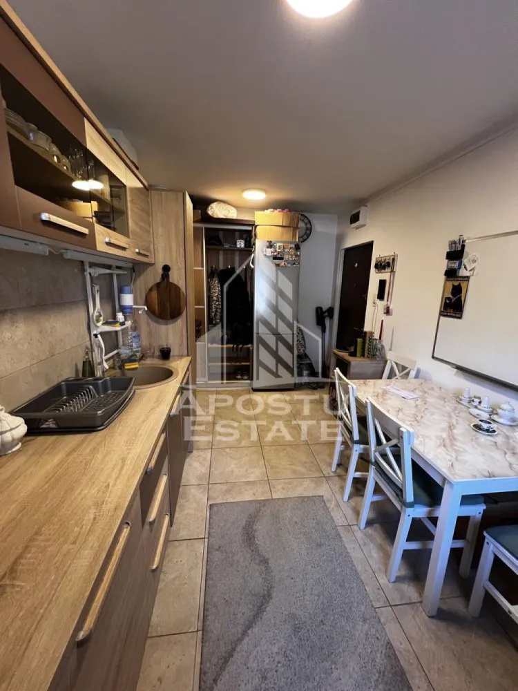 Apartament 2 camere de vanzare, parter, zona Buziasului, Timisoara - Agentia imobiliara APOSTU ESTATE va propune spre vanzare un apartament cu 2 camere, mobilat si utilat, semidecomandat, localizat in judetul Timis, Timisoara, zona Buziasului.
Apartamentul este situat la parter, intr-un bloc anvelopat termic si are o suprafata de 44 mp utili.
Compartimentare:
- Hol de acces
- Bucatarie utilata
- Living spatios
- Dormitor
- Baie cu geam
Confortul termic este realizat prin intermediul centralei proprii pe gaz si a aparatului de aer conditionat
Zona foarte linistita cu numeroase facilitati si puncte de interes precum: acces rapid si usor la mijloacele de transport in comun, parcare amenajata langa bloc, magazine si supermarket-uri in apropiere, farmacii, institutii de invatamant, restaurante, baruri, cafenele si multe altele.
Agentia imobiliara Apostu Estate va ofera consultanta bancara gratuita prin intermediul colaboratorilor nostri pentru alegerea celui mai potrivit tip de credit, astfel incat tu sa devi noul proprietar al acestui apartament.
Va asteptam cu drag la o vizionare chiar si astazi!
ID intern: .