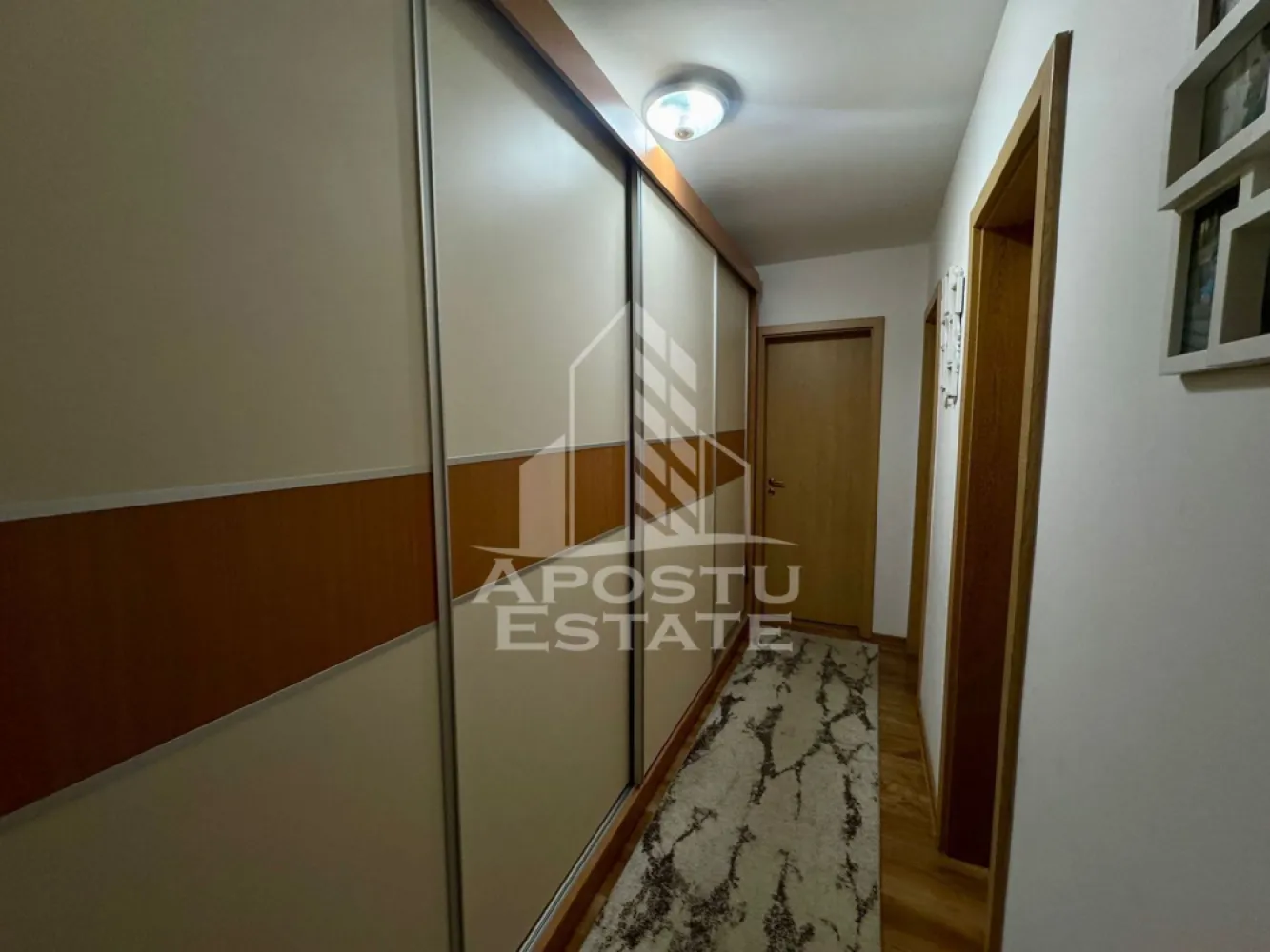 Apartament cu 3 camere, de inchiriat, zona Torontal, Timisoara - APOSTU ESTATE va propune spre inchiriat un apartament modern cu 3 camere, 2 bai, situat la etajul 2/6, zona Calea Torontalului

Imobilul se intinde pe o suprafata utila de 80mp + 15 terasa si este compartimentat astfel:

- hol de acces

- living spatios cu buctarie si iesire pe terasa

- 2 dormitoare dintre care unul cu balcon

- baie cu cada

- baie cu cabina de dus
- terasa de 5mp inchisa
-terasa de 10mp deschisa

Confortul termic se realizeaza prin intermediul centralei termice pe gaz si a aparatului de aer conditionat.

Blocul detine si un parc privat cu acces din interior (2800mp), locuri de joaca si gratar

- Spital Premiere

- VOX

- OMW

- Supermarket Lidl, Auchan, Metro, Carrefour, Profi

- Iulius Town

- Mijloace de transport in comun

Loc de parcare subteran, inclus in pret

Preţ: 700€
Garanţie: echivalentul unei luni de chirie
Va asteptam cu drag la o vizionare!

ID intern: CP3126896!