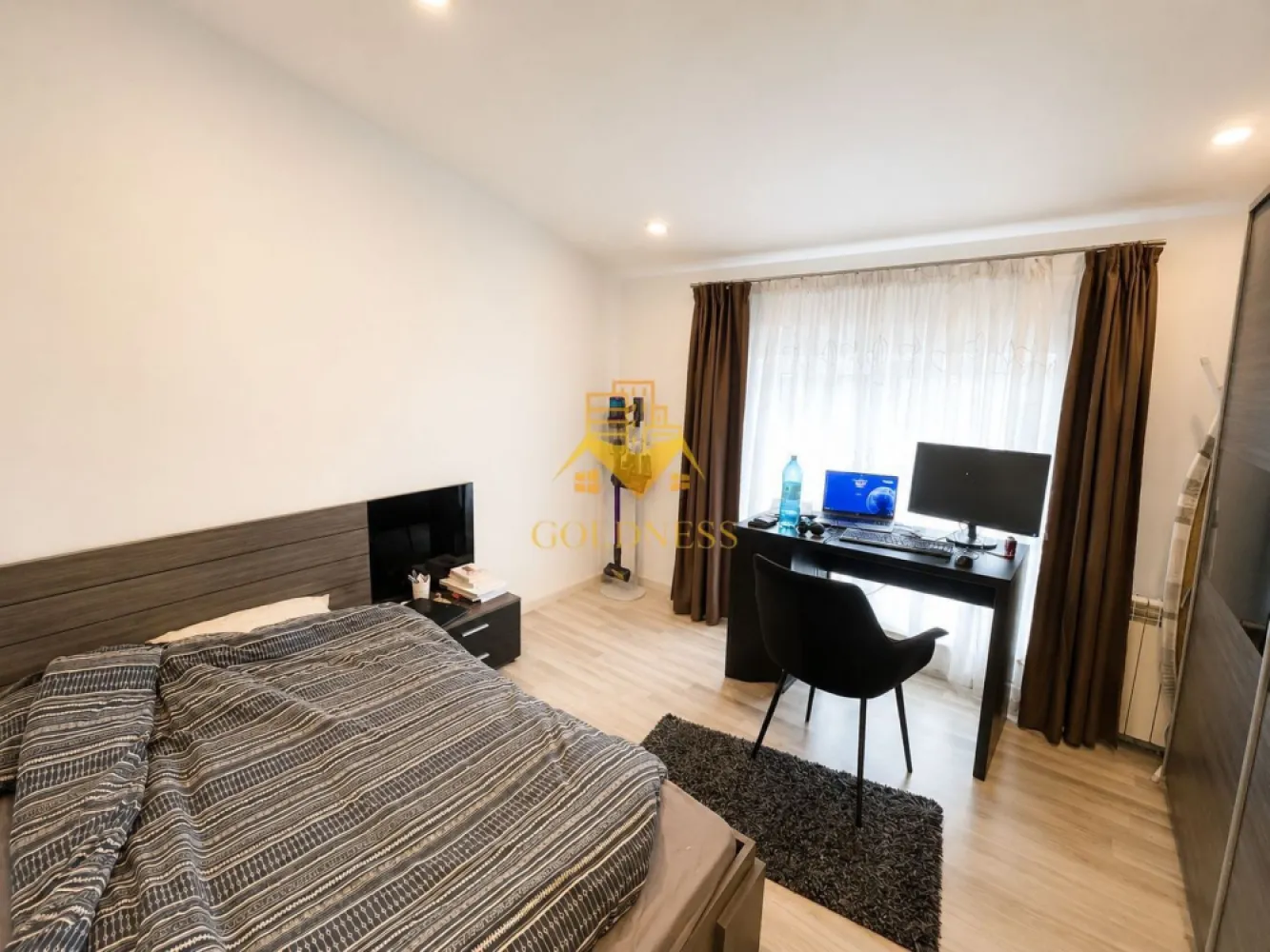3 Camere Openspace, Zorilor, UMF, UTCN, Parcare, Pasteur, USAMV, Sigma - GOLDNESS Imobiliare vă propune spre închiriere un apartament cu 3 camere complet mobilat și utilat, la etajul 2 într-un imobil de 2 etaje, în Cartierul Zorilor!
2 locuri de parcare !
Se află în apropierea stațiilor de transport în comun, magazine, restaurante, spații verzi, farmacii, etc. 

Apartamentul este compartimentat astfel:
 - dormitor cu pat matrimonial, dressing, noptiere, TV
 - dormitor cu pat matrimonial, dressing, noptiere, Tv, birou
 - living cu bucatarie open space complet utilată și mobilată, canapea extensibilă, loc de servit masa, AC
 - baie cu cabina de dus, calorifer port prosop și dulap pentru depozitare.
 -baie cu cada, calorifer port prosop.

Imobilul este dotat cu toate cele necesare- centrală proprie, frigider, aragaz, hotă, mașină de spălat haine, etc. 

Dacă sunteți interesați de acest apartament și doriți să îl vizionați, dar și pentru alte oferte nu ezitați să ne contactați telefonic sau prin e-mail. Vă stăm la dispoziție!
Pentru intermediere se percepe un comision de 50% din prețul chiriei!