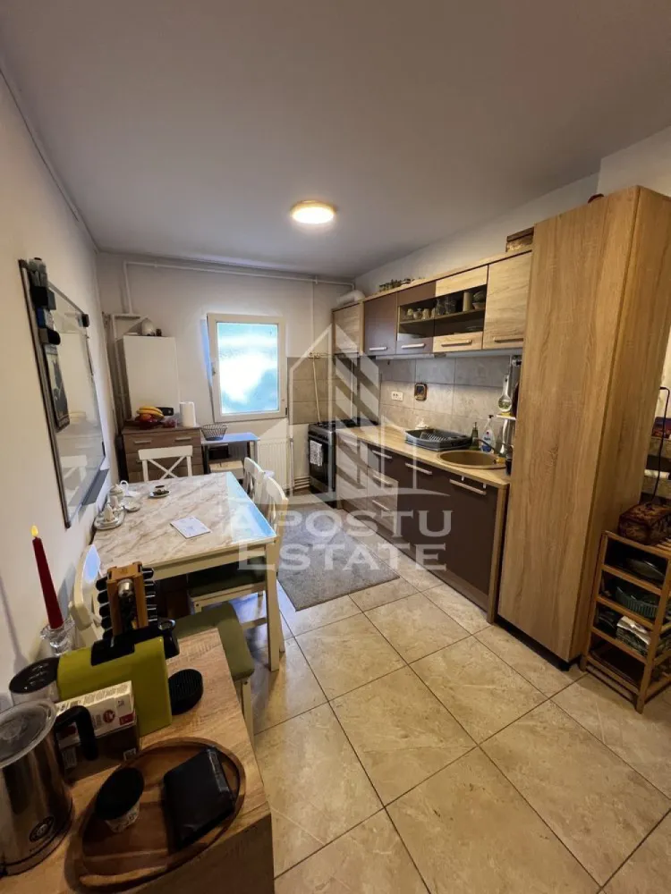 Apartament 2 camere de vanzare, parter, zona Buziasului, Timisoara - Agentia imobiliara APOSTU ESTATE va propune spre vanzare un apartament cu 2 camere, mobilat si utilat, semidecomandat, localizat in judetul Timis, Timisoara, zona Buziasului.
Apartamentul este situat la parter, intr-un bloc anvelopat termic si are o suprafata de 44 mp utili.
Compartimentare:
- Hol de acces
- Bucatarie utilata
- Living spatios
- Dormitor
- Baie cu geam
Confortul termic este realizat prin intermediul centralei proprii pe gaz si a aparatului de aer conditionat
Zona foarte linistita cu numeroase facilitati si puncte de interes precum: acces rapid si usor la mijloacele de transport in comun, parcare amenajata langa bloc, magazine si supermarket-uri in apropiere, farmacii, institutii de invatamant, restaurante, baruri, cafenele si multe altele.
Agentia imobiliara Apostu Estate va ofera consultanta bancara gratuita prin intermediul colaboratorilor nostri pentru alegerea celui mai potrivit tip de credit, astfel incat tu sa devi noul proprietar al acestui apartament.
Va asteptam cu drag la o vizionare chiar si astazi!
ID intern: .