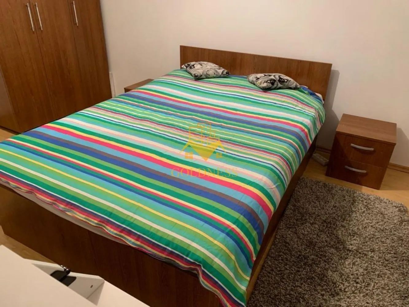 2 camere decomandate, Marasti, Parcul Feroviarilor, UBB, București - GOLDNESS Imobiliare vă propune spre închiriere un apartament cu camere complet mobilat și utilat, la etajul într-un imobil de etaje, în Cartierul .
Dispune de loc de parcare!
Se află în apropierea stațiilor de transport în comun, magazine, restaurante, spații verzi, farmacii, etc. 

Apartamentul este compartimentat astfel:
 - 1 dormitor cu pat matrimonial, dressing, noptiere
 - 1 dormitor cu canapea extensibilă 
 - bucătărie complet utilată și mobilată, loc de servit masa 
 - baie cu cada , calorifer port prosop și dulap pentru depozitare.
 - balcon de 6

Imobilul este dotat cu toate cele necesare- centrală proprie, frigider, aragaz, hotă, mașină de spălat haine, etc. 

Dacă sunteți interesați de acest apartament și doriți să îl vizionați, dar și pentru alte oferte nu ezitați să ne contactați telefonic sau prin e-mail. Vă stăm la dispoziție!
Pentru intermediere se percepe un comision de 50% din prețul chiriei!