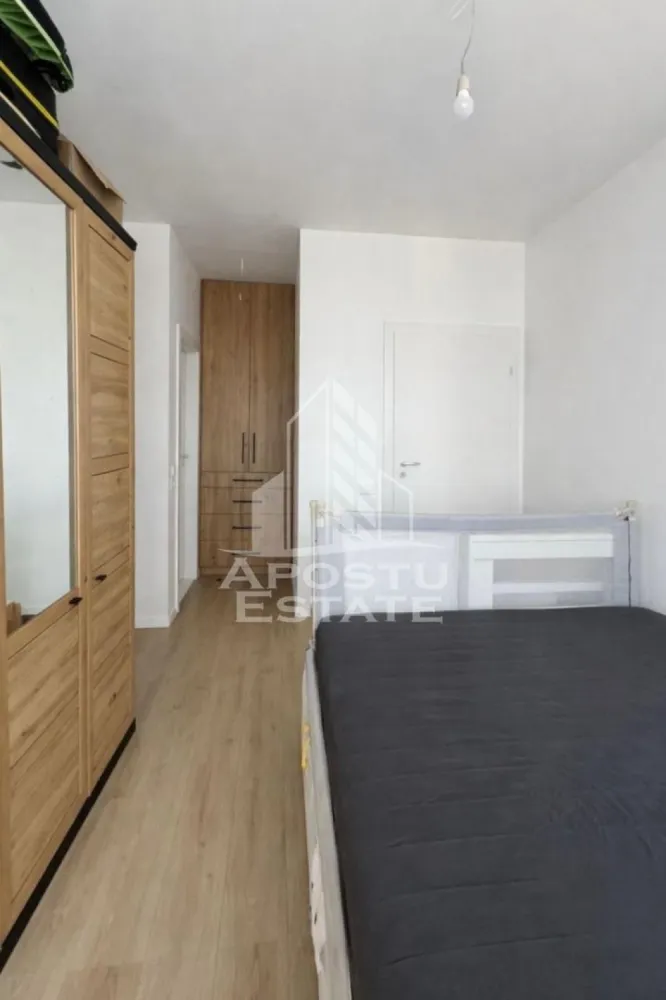 Apartament 3 camere de vanzare, 63 mp utili, Ared Afi - Apostu Estate va ofera spre vanzare un apartament cu 3 camere situat in zona Afi din Arad, ideal pentru o familie sau pentru cei care isi doresc un camin confortabil si modern.
Locuinta este compartimentata practic si dispune de doua dormitoare spatioase, un living luminos open space cu bucataria si un balcon perfect pentru momentele de relaxare.
Apartamentul are doua bai, una dotata cu cada, ideala pentru relaxare dupa o zi lunga, iar cealalta cu dus, oferind confort si functionalitate pentru intreaga familie.
Spatiile sunt bine organizate, iar camerele beneficiaza de lumina naturala pe tot parcursul zilei.
Bucataria open space creeaza o atmosfera primitoare si moderna, fiind locul perfect pentru petrecerea timpului alaturi de cei dragi.
Apartamentul se vinde partial mobilat, ceea ce ofera viitorilor proprietari posibilitatea de a-l personaliza dupa propriul gust.
Este situat intr-o zona apreciata a orasului, cu acces facil la magazine, scoli, mijloace de transport si alte puncte de interes.
O alegere excelenta pentru cei care cauta confort, spatiu si o locatie avantajoasa.
Pentru mai multe informatii sau pentru programarea unei vizionari, nu ezitati sa ne contactati.
ID CP3127657