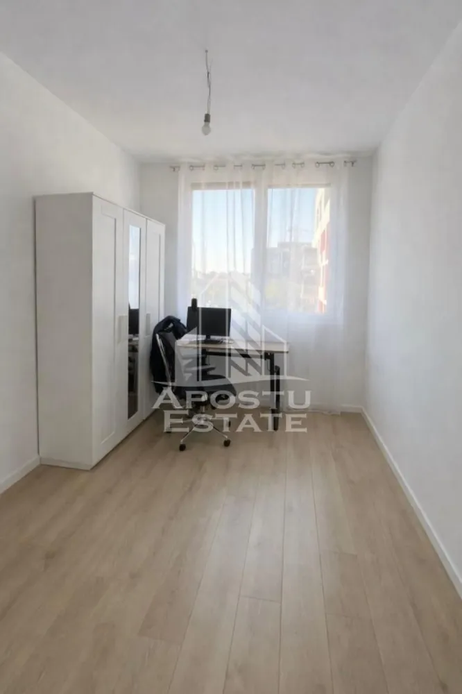 Apartament 3 camere de vanzare, 63 mp utili, Ared Afi - Apostu Estate va ofera spre vanzare un apartament cu 3 camere situat in zona Afi din Arad, ideal pentru o familie sau pentru cei care isi doresc un camin confortabil si modern.
Locuinta este compartimentata practic si dispune de doua dormitoare spatioase, un living luminos open space cu bucataria si un balcon perfect pentru momentele de relaxare.
Apartamentul are doua bai, una dotata cu cada, ideala pentru relaxare dupa o zi lunga, iar cealalta cu dus, oferind confort si functionalitate pentru intreaga familie.
Spatiile sunt bine organizate, iar camerele beneficiaza de lumina naturala pe tot parcursul zilei.
Bucataria open space creeaza o atmosfera primitoare si moderna, fiind locul perfect pentru petrecerea timpului alaturi de cei dragi.
Apartamentul se vinde partial mobilat, ceea ce ofera viitorilor proprietari posibilitatea de a-l personaliza dupa propriul gust.
Este situat intr-o zona apreciata a orasului, cu acces facil la magazine, scoli, mijloace de transport si alte puncte de interes.
O alegere excelenta pentru cei care cauta confort, spatiu si o locatie avantajoasa.
Pentru mai multe informatii sau pentru programarea unei vizionari, nu ezitati sa ne contactati.
ID CP3127657