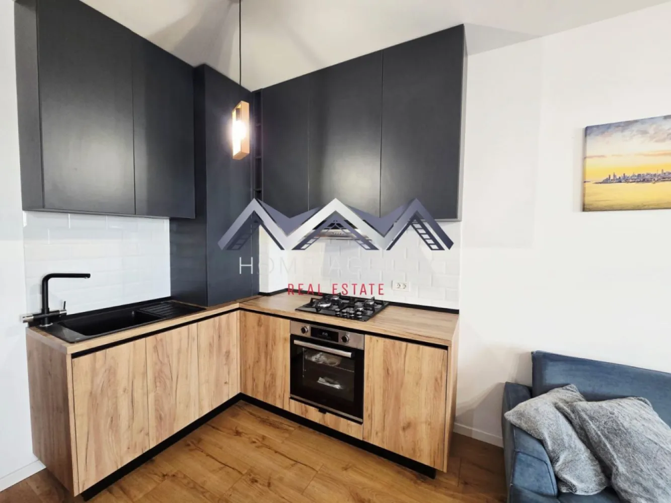 Apartament 2 camere de închiriat – Bloc nou 2023 | 55 mp utili | Loc de parcare - Se oferă spre închiriere un apartament modern cu 2 camere, situat într-un ansamblu rezidențial nou, finalizat în 2023.

Detalii apartament:
Suprafață utilă: 55 mp
Living spațios și luminos
Bucătărie open-space complet utilată: plită, cuptor electric, hotă și frigider
Baie dotată cu cadă și mașină de spălat cu uscător
Balcon
Centrală proprie cu control wireless
Încălzire în pardoseală
Tâmplărie PVC cu geam tripan și profil cu 7 camere, pentru o izolare termică și fonică superioară

Facilități ale complexului:
Spații verzi amenajate
Mai multe locuri de joacă pentru copii
Zonă de barbeque
Două foișoare pentru relaxare
Teren de fotbal
Teren de baschet

Avantaje suplimentare:
Loc de parcare privat inclus în preț, situat chiar în fața apartamentului, lângă balcon
Costuri reduse la întreținere și utilități
Apartament ideal pentru cupluri, familii sau persoane care își doresc confort într-un complex modern și liniștit.

Programează-te acum pentru o vizionare!

Dacă aveți o proprietate de vânzare/închiriere sau sunteți interesați de o proprietate aflată în portofoliul agenției noastre, vă rugăm să ne contactați la numărul de telefon din anunț sau pe adresa de email contact@homeagency.ro.