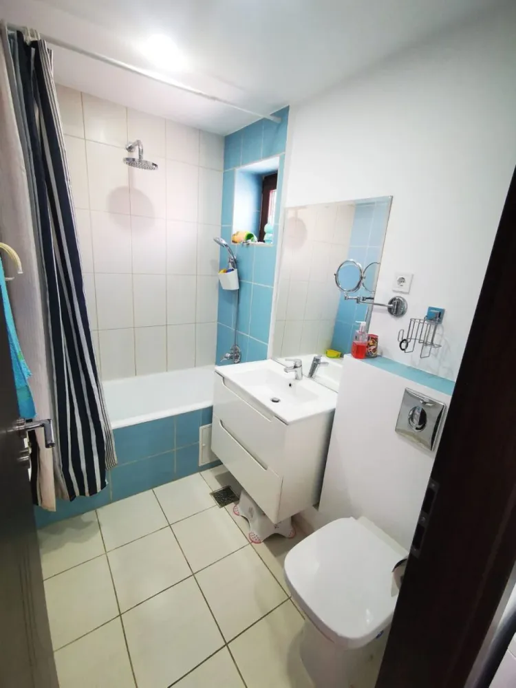 De vanzare apartament 3 camere, micro 39, 76.000 euro negociabil - Apartament 3 camere decomandate de vânzare, situat pe bulevardul Henri Coandă, în apropiere de Kaufland. Locuința este complet renovată, cu instalația electrică și sanitară schimbate, oferind confort și siguranță pe termen lung. Dispune de izolație exterioară și hidroizolație, asigurând eficiență termică ridicată.
Apartamentul este dotat cu tâmplărie modernă cu geam tripan, contorizare separată la apă și centrală termică proprie. Are o suprafață totală de 69 mp și beneficiază de finisaje de calitate superioară.
Se vinde complet mobilat și utilat, fiind pregătit pentru mutare imediată.
Preț: 76.000 € negociabil.
Pentru detalii si programarea unei vizionari 0746.252.252 Liliana Ene.