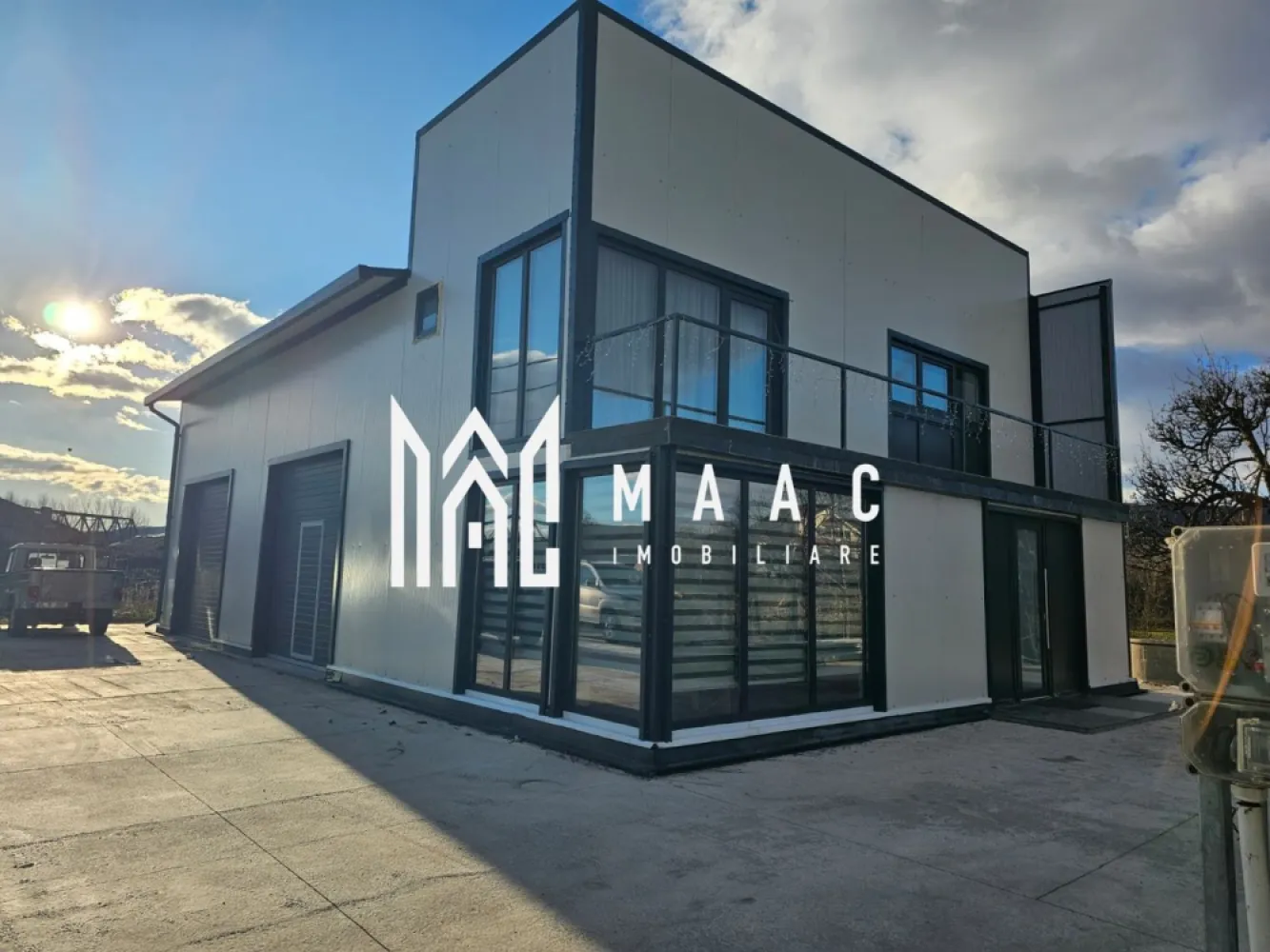 Hala 190 mp | Calea Bucuresti | Investitie - MAAC Imobiliare vă propune spre vânzare o hală nouă, multifuncțională, situată în Râmnicu Vâlcea, pe strada Calea București, în imediata apropiere a reprezentanței Citroën.

Proprietatea este ideală pentru desfășurarea oricărui tip de activitate industrială, logistică, comercială sau de producție, beneficiind de o poziționare excelentă și acces facil.

Suprafață construită: 190 mp
   •   Hală industrială
   •   Birou cu suprafața de 50 mp
   •   Garsonieră la etaj, complet utilată, cu baie proprie

Înălțime interioară hală: 7 m
Acces auto: 2 uși de acces cu dimensiunea 3 x 3 
 Teren aferent: 600 mp, betonat
 Utilități:
   •   Curent trifazic 380 V
   •   Apă
   •   Canalizare
 Stare juridică:
   •   Imobil intabulat
   •   Cadastru realizat
   •   Acte perfectate în anul 2025
   •   Disponibil imediat

Proprietatea oferă flexibilitate ridicată și este pregătită pentru demararea imediată a activității.

 Localizare excelentă, cu vizibilitate bună și acces facil pentru autovehicule de mare tonaj.

Pentru mai multe informații și programarea unei vizionări, contactați MAAC Imobiliare
CP2893030