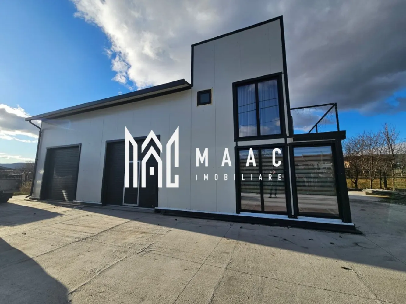 Hala 190 mp | Calea Bucuresti | Investitie - MAAC Imobiliare vă propune spre vânzare o hală nouă, multifuncțională, situată în Râmnicu Vâlcea, pe strada Calea București, în imediata apropiere a reprezentanței Citroën.

Proprietatea este ideală pentru desfășurarea oricărui tip de activitate industrială, logistică, comercială sau de producție, beneficiind de o poziționare excelentă și acces facil.

Suprafață construită: 190 mp
   •   Hală industrială
   •   Birou cu suprafața de 50 mp
   •   Garsonieră la etaj, complet utilată, cu baie proprie

Înălțime interioară hală: 7 m
Acces auto: 2 uși de acces cu dimensiunea 3 x 3 
 Teren aferent: 600 mp, betonat
 Utilități:
   •   Curent trifazic 380 V
   •   Apă
   •   Canalizare
 Stare juridică:
   •   Imobil intabulat
   •   Cadastru realizat
   •   Acte perfectate în anul 2025
   •   Disponibil imediat

Proprietatea oferă flexibilitate ridicată și este pregătită pentru demararea imediată a activității.

 Localizare excelentă, cu vizibilitate bună și acces facil pentru autovehicule de mare tonaj.

Pentru mai multe informații și programarea unei vizionări, contactați MAAC Imobiliare
CP2893030