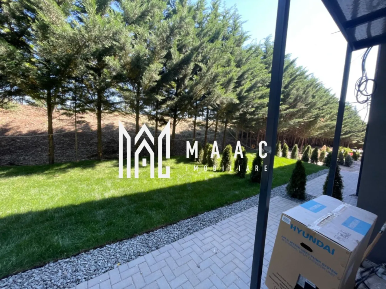 Apartament 3 camere I Grădină 50 mp I Sibiu | Pompă de Caldura - MAAC Imobiliare vă propune spre vânzare un apartament cu 3 camere și grădină proprie, situat în ansamblul rezidențial DaVinci Homes din Cristian, una dintre cele mai apreciate zone rezidențiale din apropierea municipiului Sibiu.

Locuința este amplasată la parter înalt și dispune de o suprafață utilă de 61,4 mp, fiind compartimentată eficient pentru a oferi confort și funcționalitate unei familii moderne.

Compartimentare:
Living cu bucătărie open-space
2 dormitoare
2 băi
Hol
Grădină privată amenajată cu gazon, în suprafață de 50 mp

Avantajele proprietății:
Apartament nou cu 3 camere în Cristian, Sibiu
Grădină proprie de 50 mp
Parter înalt
Vedere panoramică spre Munții Cindrel
Încălzire în pardoseală în toate încăperile
Pompă de căldură individuală pentru fiecare apartament
Costuri reduse de întreținere și eficiență energetică superioară
Tâmplărie PVC premium cu profil de 7 camere
Geamuri tripan cu performanțe ridicate de izolare termică și fonică
Izolație exterioară cu polistiren de 20 cm
Clasă energetică A
Loc de parcare inclus în preț
Posibilitate de achiziție a unui loc de parcare suplimentar pentru 5.000 Euro + TVA

Predarea apartamentului se realizează la stadiul de ALB, la pretul de 99.900 eur + TVA, oferind viitorului proprietar posibilitatea de a-și personaliza finisajele și amenajările interioare conform propriilor preferințe.

Pentru cei care doresc o soluție completă, există și varianta de predare la cheie, disponibilă contra sumei de 10.000 Euro + TVA.

DaVinci Homes este un ansamblu rezidențial modern dezvoltat la intrarea în localitatea Cristian, la doar câteva minute de Sibiu. Complexul se remarcă prin arhitectura contemporană, suprafețele generoase de spații verzi, regimul redus de înălțime și priveliștile spectaculoase către Munții Cindrel. Comunitatea oferă un cadru liniștit, aer curat și acces facil către principalele puncte de interes din Sibiu, fiind o alegere ideală pentru locuire permanentă sau investiție.

Dacă sunteți în căutarea unui apartament cu 3 camere de vânzare în Sibiu, cu grădină proprie, eficiență energetică ridicată și amplasare într-un complex rezidențial premium, această proprietate reprezintă o oportunitate excelentă.

Pentru mai multe informații și programarea unei vizionări, vă rugăm să precizați telefonic că ați văzut anunțul cu CP3118114.