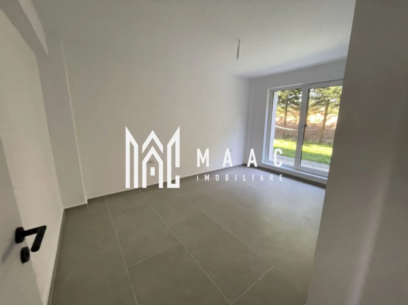 Apartament 3 camere I Grădină 50 mp I Sibiu | Pompă de Caldura - MAAC Imobiliare vă propune spre vânzare un apartament cu 3 camere și grădină proprie, situat în ansamblul rezidențial DaVinci Homes din Cristian, una dintre cele mai apreciate zone rezidențiale din apropierea municipiului Sibiu.

Locuința este amplasată la parter înalt și dispune de o suprafață utilă de 61,4 mp, fiind compartimentată eficient pentru a oferi confort și funcționalitate unei familii moderne.

Compartimentare:
Living cu bucătărie open-space
2 dormitoare
2 băi
Hol
Grădină privată amenajată cu gazon, în suprafață de 50 mp

Avantajele proprietății:
Apartament nou cu 3 camere în Cristian, Sibiu
Grădină proprie de 50 mp
Parter înalt
Vedere panoramică spre Munții Cindrel
Încălzire în pardoseală în toate încăperile
Pompă de căldură individuală pentru fiecare apartament
Costuri reduse de întreținere și eficiență energetică superioară
Tâmplărie PVC premium cu profil de 7 camere
Geamuri tripan cu performanțe ridicate de izolare termică și fonică
Izolație exterioară cu polistiren de 20 cm
Clasă energetică A
Loc de parcare inclus în preț
Posibilitate de achiziție a unui loc de parcare suplimentar pentru 5.000 Euro + TVA

Predarea apartamentului se realizează la stadiul de ALB, la pretul de 99.900 eur + TVA, oferind viitorului proprietar posibilitatea de a-și personaliza finisajele și amenajările interioare conform propriilor preferințe.

Pentru cei care doresc o soluție completă, există și varianta de predare la cheie, disponibilă contra sumei de 10.000 Euro + TVA.

DaVinci Homes este un ansamblu rezidențial modern dezvoltat la intrarea în localitatea Cristian, la doar câteva minute de Sibiu. Complexul se remarcă prin arhitectura contemporană, suprafețele generoase de spații verzi, regimul redus de înălțime și priveliștile spectaculoase către Munții Cindrel. Comunitatea oferă un cadru liniștit, aer curat și acces facil către principalele puncte de interes din Sibiu, fiind o alegere ideală pentru locuire permanentă sau investiție.

Dacă sunteți în căutarea unui apartament cu 3 camere de vânzare în Sibiu, cu grădină proprie, eficiență energetică ridicată și amplasare într-un complex rezidențial premium, această proprietate reprezintă o oportunitate excelentă.

Pentru mai multe informații și programarea unei vizionări, vă rugăm să precizați telefonic că ați văzut anunțul cu CP3118114.
