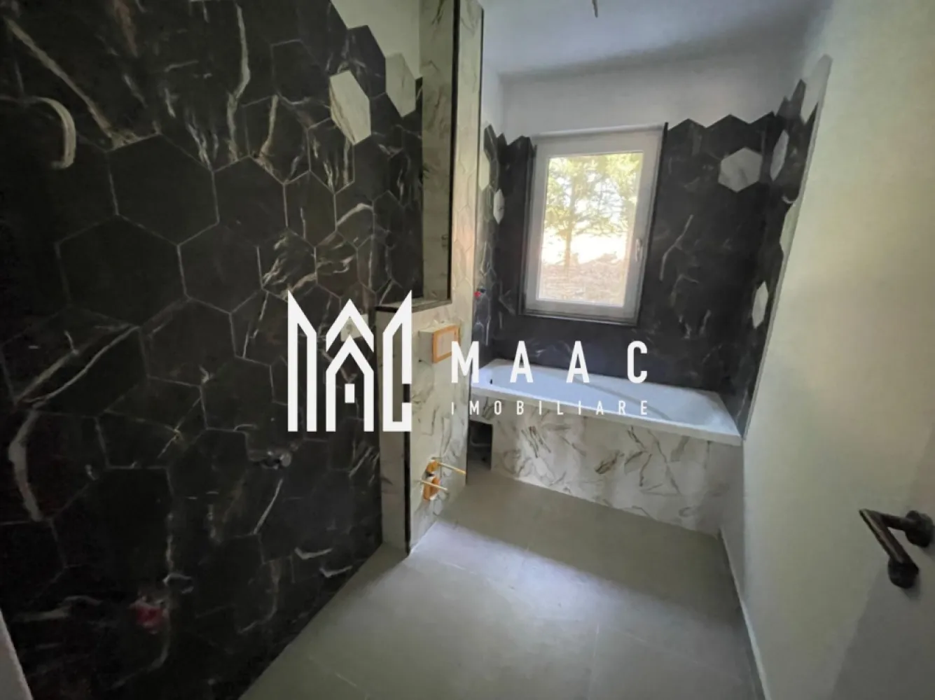 Apartament 3 camere I Grădină 50 mp I Sibiu | Pompă de Caldura - MAAC Imobiliare vă propune spre vânzare un apartament cu 3 camere și grădină proprie, situat în ansamblul rezidențial DaVinci Homes din Cristian, una dintre cele mai apreciate zone rezidențiale din apropierea municipiului Sibiu.

Locuința este amplasată la parter înalt și dispune de o suprafață utilă de 61,4 mp, fiind compartimentată eficient pentru a oferi confort și funcționalitate unei familii moderne.

Compartimentare:
Living cu bucătărie open-space
2 dormitoare
2 băi
Hol
Grădină privată amenajată cu gazon, în suprafață de 50 mp

Avantajele proprietății:
Apartament nou cu 3 camere în Cristian, Sibiu
Grădină proprie de 50 mp
Parter înalt
Vedere panoramică spre Munții Cindrel
Încălzire în pardoseală în toate încăperile
Pompă de căldură individuală pentru fiecare apartament
Costuri reduse de întreținere și eficiență energetică superioară
Tâmplărie PVC premium cu profil de 7 camere
Geamuri tripan cu performanțe ridicate de izolare termică și fonică
Izolație exterioară cu polistiren de 20 cm
Clasă energetică A
Loc de parcare inclus în preț
Posibilitate de achiziție a unui loc de parcare suplimentar pentru 5.000 Euro + TVA

Predarea apartamentului se realizează la stadiul de ALB, la pretul de 99.900 eur + TVA, oferind viitorului proprietar posibilitatea de a-și personaliza finisajele și amenajările interioare conform propriilor preferințe.

Pentru cei care doresc o soluție completă, există și varianta de predare la cheie, disponibilă contra sumei de 10.000 Euro + TVA.

DaVinci Homes este un ansamblu rezidențial modern dezvoltat la intrarea în localitatea Cristian, la doar câteva minute de Sibiu. Complexul se remarcă prin arhitectura contemporană, suprafețele generoase de spații verzi, regimul redus de înălțime și priveliștile spectaculoase către Munții Cindrel. Comunitatea oferă un cadru liniștit, aer curat și acces facil către principalele puncte de interes din Sibiu, fiind o alegere ideală pentru locuire permanentă sau investiție.

Dacă sunteți în căutarea unui apartament cu 3 camere de vânzare în Sibiu, cu grădină proprie, eficiență energetică ridicată și amplasare într-un complex rezidențial premium, această proprietate reprezintă o oportunitate excelentă.

Pentru mai multe informații și programarea unei vizionări, vă rugăm să precizați telefonic că ați văzut anunțul cu CP3118114.