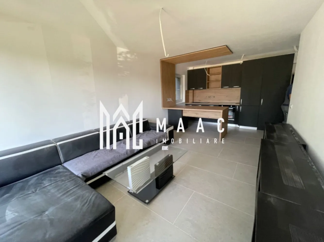 Apartament 3 camere cu Terasa I Etaj 1 I Sibiu | Pompă de Caldura - MAAC Imobiliare vă propune spre vânzare un apartament cu 3 camere și terasă, situat la etajul 1 al unui imobil modern din cadrul ansamblului rezidențial DaVinci Homes Cristian, una dintre cele mai căutate zone rezidențiale din apropierea municipiului Sibiu.

Apartamentul are o suprafață utilă de 61,4 mp și beneficiază de o compartimentare eficientă, fiind ideal atât pentru locuință proprie, cât și pentru investiție.

Compartimentare:

Living cu bucătărie open-space
2 dormitoare
2 băi
Hol
Terasă de 7 mp

Avantajele proprietății:

Apartament nou cu 3 camere în Cristian, Sibiu
Amplasat la etajul 1
Terasă de 7 mp cu acces din zona de zi
Vedere panoramică spre Munții Cindrel
Luminozitate naturală excelentă datorită orientării și suprafețelor vitrate generoase
Încălzire în pardoseală în toate încăperile
Pompă de căldură individuală pentru fiecare apartament
Costuri reduse de întreținere și eficiență energetică ridicată
Tâmplărie PVC premium cu profil de 7 camere
Geamuri tripan cu performanțe superioare de izolare termică și fonică
Izolație exterioară cu polistiren de 20 cm
Clasă energetică A
Loc de parcare inclus în preț
Posibilitate de achiziție a unui loc de parcare suplimentar pentru 5.000 Euro + TVA

Apartamentul se predă la stadiul de ALB, la pretul de 89.900 eur + TVA oferind viitorului proprietar libertatea de a-și alege finisajele și de a amenaja locuința conform propriului stil și preferințelor personale.

Opțional, proprietatea poate fi predată la cheie pentru un cost suplimentar de 10.000 Euro + TVA.

Despre DaVinci Homes Cristian

DaVinci Homes este un ansamblu rezidențial modern, apreciat pentru arhitectura sa contemporană, calitatea construcțiilor și conceptul orientat către confort și spații verzi. Complexul beneficiază de alei pietonale generoase, zone verzi extinse, trafic redus și priveliști deosebite către Munții Cindrel. Amplasarea strategică permite acces rapid către municipiul Sibiu și principalele zone de interes, oferind în același timp liniștea și aerul curat specifice localității Cristian.

Dacă sunteți în căutarea unui apartament nou cu 3 camere de vânzare în Sibiu, cu terasă, eficiență energetică ridicată și amplasare într-un complex rezidențial premium, această proprietate reprezintă o alegere excelentă.

Pentru mai multe informații și programarea unei vizionări, vă rugăm să precizați telefonic că ați văzut anunțul cu CP3126365.