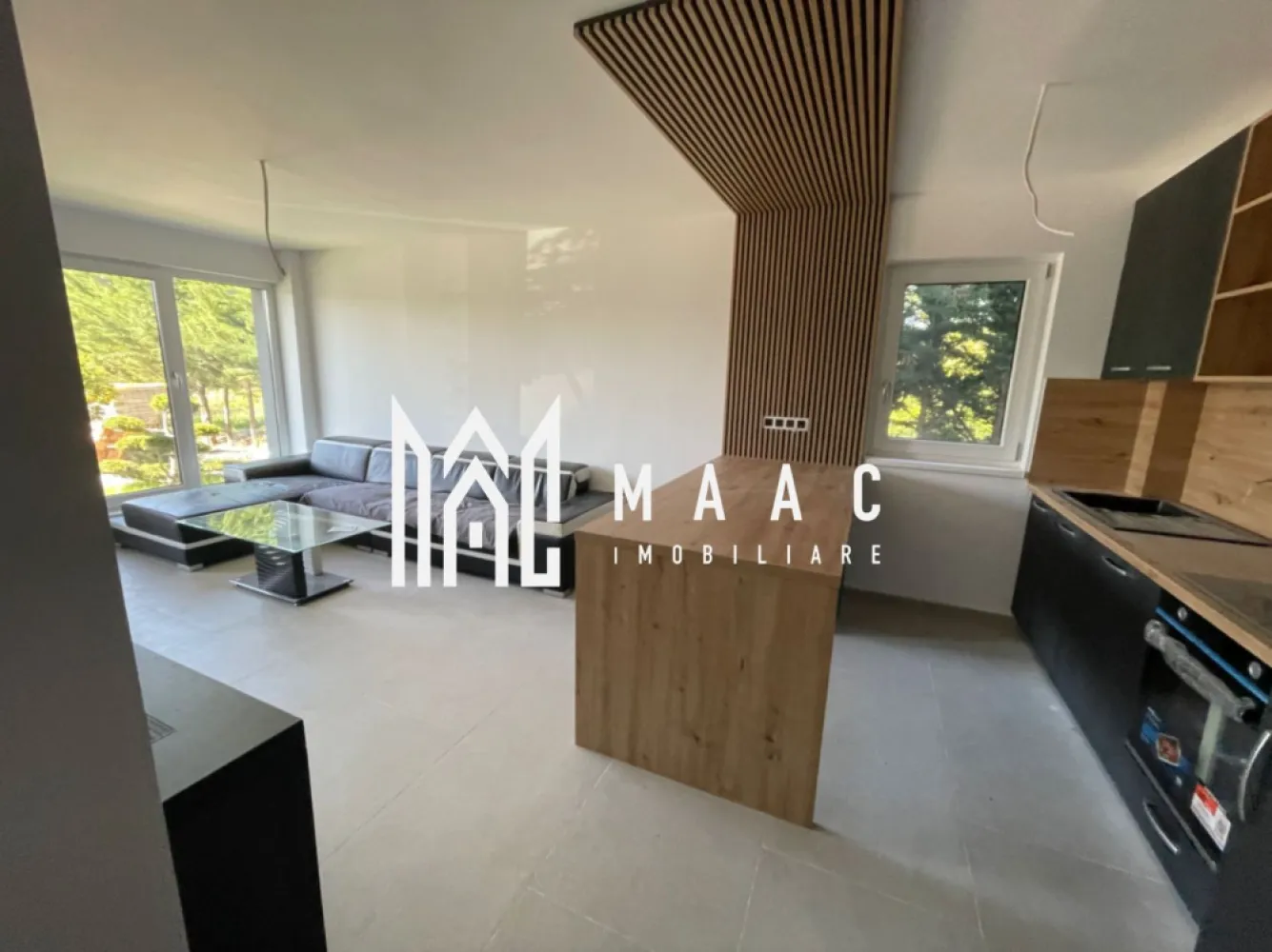 Apartament 3 camere cu Terasa I Etaj 1 I Sibiu | Pompă de Caldura - MAAC Imobiliare vă propune spre vânzare un apartament cu 3 camere și terasă, situat la etajul 1 al unui imobil modern din cadrul ansamblului rezidențial DaVinci Homes Cristian, una dintre cele mai căutate zone rezidențiale din apropierea municipiului Sibiu.

Apartamentul are o suprafață utilă de 61,4 mp și beneficiază de o compartimentare eficientă, fiind ideal atât pentru locuință proprie, cât și pentru investiție.

Compartimentare:

Living cu bucătărie open-space
2 dormitoare
2 băi
Hol
Terasă de 7 mp

Avantajele proprietății:

Apartament nou cu 3 camere în Cristian, Sibiu
Amplasat la etajul 1
Terasă de 7 mp cu acces din zona de zi
Vedere panoramică spre Munții Cindrel
Luminozitate naturală excelentă datorită orientării și suprafețelor vitrate generoase
Încălzire în pardoseală în toate încăperile
Pompă de căldură individuală pentru fiecare apartament
Costuri reduse de întreținere și eficiență energetică ridicată
Tâmplărie PVC premium cu profil de 7 camere
Geamuri tripan cu performanțe superioare de izolare termică și fonică
Izolație exterioară cu polistiren de 20 cm
Clasă energetică A
Loc de parcare inclus în preț
Posibilitate de achiziție a unui loc de parcare suplimentar pentru 5.000 Euro + TVA

Apartamentul se predă la stadiul de ALB, la pretul de 89.900 eur + TVA oferind viitorului proprietar libertatea de a-și alege finisajele și de a amenaja locuința conform propriului stil și preferințelor personale.

Opțional, proprietatea poate fi predată la cheie pentru un cost suplimentar de 10.000 Euro + TVA.

Despre DaVinci Homes Cristian

DaVinci Homes este un ansamblu rezidențial modern, apreciat pentru arhitectura sa contemporană, calitatea construcțiilor și conceptul orientat către confort și spații verzi. Complexul beneficiază de alei pietonale generoase, zone verzi extinse, trafic redus și priveliști deosebite către Munții Cindrel. Amplasarea strategică permite acces rapid către municipiul Sibiu și principalele zone de interes, oferind în același timp liniștea și aerul curat specifice localității Cristian.

Dacă sunteți în căutarea unui apartament nou cu 3 camere de vânzare în Sibiu, cu terasă, eficiență energetică ridicată și amplasare într-un complex rezidențial premium, această proprietate reprezintă o alegere excelentă.

Pentru mai multe informații și programarea unei vizionări, vă rugăm să precizați telefonic că ați văzut anunțul cu CP3126365.