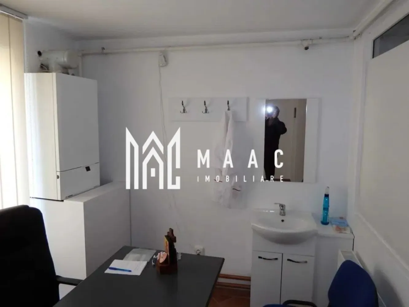 Spatiu de birouri | Ultracentral | parter | 30 MP - MAAC Imobiliare va propune spre închiriere un spațiu de birouri situat ultracentral, la parter, cu suprafață utilă de 30 mp.
Acest spatiu este ideal pentru birouri, cabinete, activități administrative sau servicii.

Zonă cu vizibilitate foarte bună
Acces facil către mijloace de transport și puncte de interes
Parter – acces rapid și comod
Spațiu luminos și eficient compartimentat
Grup sanitar/utilități disponibile
Disponibil imediat

Potrivit pentru:
• firmă de consultanță
• contabilitate
• IT / freelancing
• cabinet
• sediu firmă

Pentru detalii suplimentare și programarea unei vizionări, vă rugăm să ne contactați telefonic specificand ID: CP3121962