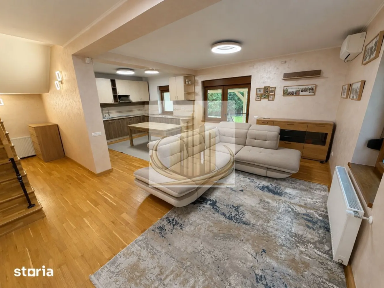Duplex complet renovat | 154 mp | Panouri fotovoltaice | Dumbravita - Echipa Grand Mobilis Imobiliare vă propune spre vânzare o proprietate deosebită, situată într-una dintre cele mai apreciate zone din Dumbrăvița, ideală pentru familiile care își doresc confort, intimitate și acces rapid către toate facilitățile importante ale orașului.

Construită în anul 2008 și renovată complet în anul 2024, această locuință impresionează prin finisajele moderne, materialele de calitate și atenția acordată fiecărui detaliu. Proprietatea este pregătită pentru mutare imediată și se vinde complet mobilată și utilată.

Casa este dispusă pe Parter + Etaj + Mansardă, având o suprafață utilă de aproximativ 154 mp și un teren de 297 mp, oferind spațiu generos pentru întreaga familie.

Compartimentarea este practică și eficientă:

Parter:

living luminos cu zonă de dining;
bucătărie complet mobilată și utilată;
baie;
cameră tehnică;
hol;
garaj cu acces direct în locuință.

Etaj:

3 dormitoare;
2 băi;
2 dressinguri;
2 balcoane.

Mansardă:

spațiu multifuncțional ideal pentru birou, dormitor, hobby room sau cameră de relaxare;
spații suplimentare de depozitare.

Unul dintre punctele forte ale proprietății este terasa generoasă de aproximativ 30-35 mp, amenajată special pentru petrecerea timpului în aer liber alături de familie și prieteni. Curtea este frumos amenajată, beneficiind de gard viu matur care oferă intimitate, iluminat ambiental și multiple zone dedicate relaxării.

Totodată, proprietatea dispune de toate pregătirile necesare pentru amenajarea unei bucătării de vară, utilitățile fiind deja trase în zona curții.

Confortul este completat de numeroase dotări premium:

sistem fotovoltaic de 6,6 kW, cu costuri foarte reduse la energia electrică;
centrală Buderus;
aparate de climatizare Daikin pe toate nivelurile;
pardoseli din lemn masiv de stejar;
tâmplărie termoizolantă de calitate;
rulouri exterioare, atât electrice, cât și manuale, pentru un plus de confort, intimitate și protecție termică;
sistem de alarmă și supraveghere video;
poartă și ușă de garaj automatizate;
3 locuri de parcare (2 în curte și 1 în garaj).

În prezent, proprietatea dispune de fosă septică, însă există posibilitatea branșării la rețeaua de canalizare, infrastructura fiind deja disponibilă la stradă.

Poziționarea reprezintă un alt avantaj major. Casa este situată într-o zonă liniștită, exclusiv de case, dar foarte bine conectată, având în imediata apropiere:

școli și grădinițe;
magazine și supermarketuri;
restaurante și cafenele;
mijloace de transport în comun;
acces rapid către IKEA și zona Calea Aradului;
conexiuni facile către principalele puncte de interes ale orașului.

O proprietate care îmbină perfect confortul unei locuințe moderne, eficiența energetică și intimitatea unei case cu grădină, fiind alegerea ideală pentru o familie care își dorește să se bucure de spațiu, liniște și calitate. 

Pentru mai multe detalii sau programarea unei vizionari, echipa Grand Mobilis Imobiliare va sta la dispozitie! 
ID Intern: CP3127720