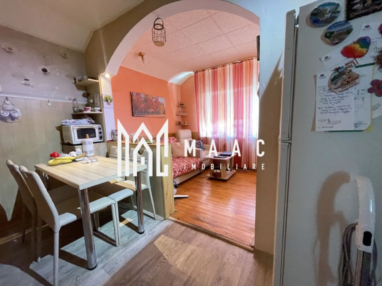 Casă 4 camere de vânzare | Sibiu Hipodrom 2 | 110 mp, teren 578 mp - Casă individuală cu 4 camere de vânzare în Sibiu, zona Hipodrom 2, cu 110 mp utili și teren de 578 mp, potrivită pentru locuire într-o proprietate cu curte proprie.

Detalii proprietate:
• Suprafață utilă: 110 mp
• Suprafață construită: 154 mp
• Teren: 578 mp, cu aproximativ 450 mp curte liberă
• Compartimentare: 4 camere, 3 dormitoare, 2 băi și 1 bucătărie
• Regim de înălțime: subsol, parter și mansardă
• Casă individuală finalizată
• Stare interioară bună, an construcție 1940
• Construcție din cărămidă, acoperiș din tablă
• Terasă, panouri solare și 2 locuri de parcare

Proprietatea este amplasată pe Strada Călugăreni, în Hipodrom 2, Sibiu, cu acces rapid către oraș și avantajul intimității oferite de curtea proprie.

Cod anunț CP2903415. Contactați echipa MAAC Imobiliare pentru detalii suplimentare și pentru programarea unei vizionări.