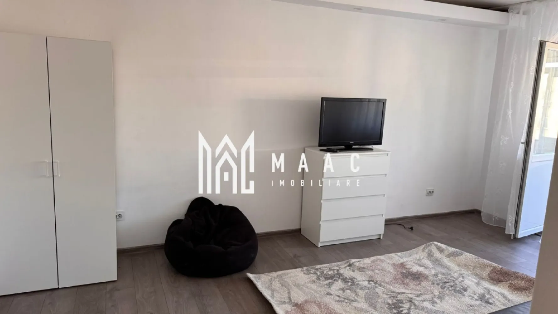 Apartament 2 camere | 59 mpu | Ostroveni | - MAAC Imobiliare vă propune spre vânzare un apartament situat pe Bulevardul Tineretului, în cartierul Ostroveni, într-o zonă apreciată pentru accesibilitate și confort urban. Proprietatea este amplasată la etajul 10 din 10, într-un bloc dotat cu lift renovat, oferind acces facil și un plus de confort pentru locatari.
Apartamentul beneficiază de centrală termică proprie, balcon închis și o poziționare excelentă, fiind ideal atât pentru locuit, cât și pentru investiție.
Caracteristici:
Apartament situat pe Bulevardul Tineretului
Zona Ostroveni
Bloc B5
Etaj 10 din 10
Bloc cu lift renovat
Acoperiș
Balcon închis
Centrală termică proprie
Ideal pentru locuit sau investiție
Compartimentare:
Camere luminoase
Bucătărie
Baie
Hol
Balcon închis
Dotări:
Centrală termică proprie
Lift renovat
Balcon închis
Spații bine organizate
Locuință luminoasă și confortabilă
Avantaje:
Zonă foarte bine conectată
Acces rapid către:
Magazine
Piață
Școli și grădinițe
Farmacii
Mijloace de transport
Priveliște deschisă asupra orașului
Costuri eficiente de întreținere
Ideal pentru familie sau investiție
Pentru mai multe informații și programarea unei vizionări, echipa MAAC Imobiliare vă stă la dispoziție.ID 3122544