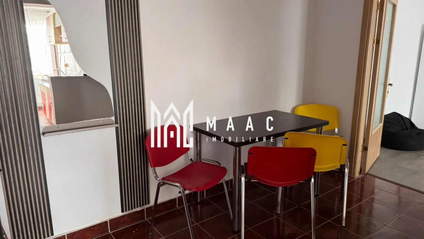 Apartament 2 camere | 59 mpu | Ostroveni | - MAAC Imobiliare vă propune spre vânzare un apartament situat pe Bulevardul Tineretului, în cartierul Ostroveni, într-o zonă apreciată pentru accesibilitate și confort urban. Proprietatea este amplasată la etajul 10 din 10, într-un bloc dotat cu lift renovat, oferind acces facil și un plus de confort pentru locatari.
Apartamentul beneficiază de centrală termică proprie, balcon închis și o poziționare excelentă, fiind ideal atât pentru locuit, cât și pentru investiție.
Caracteristici:
Apartament situat pe Bulevardul Tineretului
Zona Ostroveni
Bloc B5
Etaj 10 din 10
Bloc cu lift renovat
Acoperiș
Balcon închis
Centrală termică proprie
Ideal pentru locuit sau investiție
Compartimentare:
Camere luminoase
Bucătărie
Baie
Hol
Balcon închis
Dotări:
Centrală termică proprie
Lift renovat
Balcon închis
Spații bine organizate
Locuință luminoasă și confortabilă
Avantaje:
Zonă foarte bine conectată
Acces rapid către:
Magazine
Piață
Școli și grădinițe
Farmacii
Mijloace de transport
Priveliște deschisă asupra orașului
Costuri eficiente de întreținere
Ideal pentru familie sau investiție
Pentru mai multe informații și programarea unei vizionări, echipa MAAC Imobiliare vă stă la dispoziție.ID 3122544