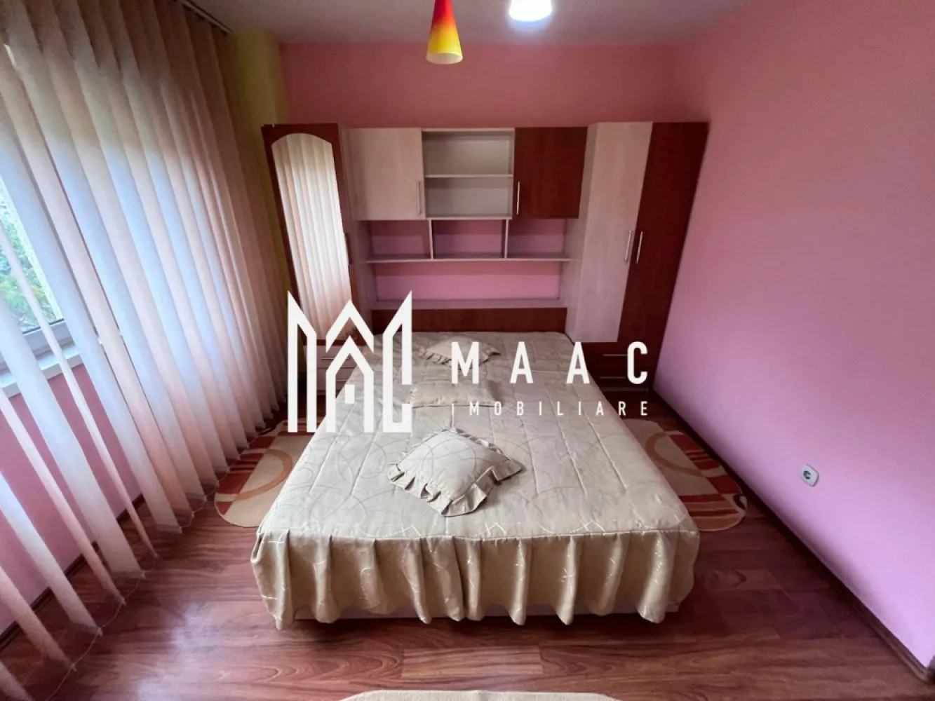 Apartament 2 camere + boxă | 69,75 mp | posibilitate plata rate | - MAAC Imobiliare vă propune spre vânzare un apartament spațios cu 2 camere, situat în zona Cetățuie – Stația de Călimănești, la etajul 3 al unui bloc recepționat în anul 1992. Proprietatea se remarcă prin suprafața generoasă, orientarea excelentă și costurile reduse de întreținere, fiind o alegere ideală atât pentru locuit, cât și pentru investiție.
Caracteristici:
Apartament cu 2 camere
Etaj 3
Bloc construit în anul 1992
Suprafață totală: 69,75 mp
Orientare sud-vest
Apartament luminos și eficient termic
Priveliște către Calea lui Traian
Compartimentare:
Suprafață utilă apartament: 58 mp
Balcon închis: 11,75 mp
Boxă la subsol: 5,26 mp
Living generos
Dormitor spațios
Bucătărie separată
Baie
Hol de acces
Dotări:
Instalație electrică refăcută
Ferestre termopan cu sticlă reflexivă
Aer condiționat
Încălzire centralizată prin CET
Gigacalorimetre individuale
Balcon închis
Apartament modernizat
Casă a scării foarte bine întreținută
Avantaje:
Orientare sud-vest, ce oferă lumină naturală pe tot parcursul zilei
Costuri reduse de întreținere
Confort fonic ridicat datorită tâmplăriei performante
Locuri de parcare disponibile în imediata apropiere
Posibilitate de achiziție complet mobilat și utilat, parțial mobilat sau nemobilat
Boxă inclusă în proprietate
Facilități suplimentare:
Posibilitate de achiziționare separată a unui garaj din beton cu suprafața de 17,65 mp, situat sub bloc
Se acceptă plata în rate direct la proprietar, pe o perioadă de până la 12 luni, în condiții stabilite de comun acord
Vizionările se realizează exclusiv pe bază de programare prealabilă
Această proprietate reprezintă o oportunitate excelentă pentru cei care caută un apartament spațios, bine întreținut și amplasat într-o zonă apreciată a municipiului Râmnicu Vâlcea.
Pentru mai multe informatii sau pentu a programa o vizionare va rugam sa specificati ID3126869
