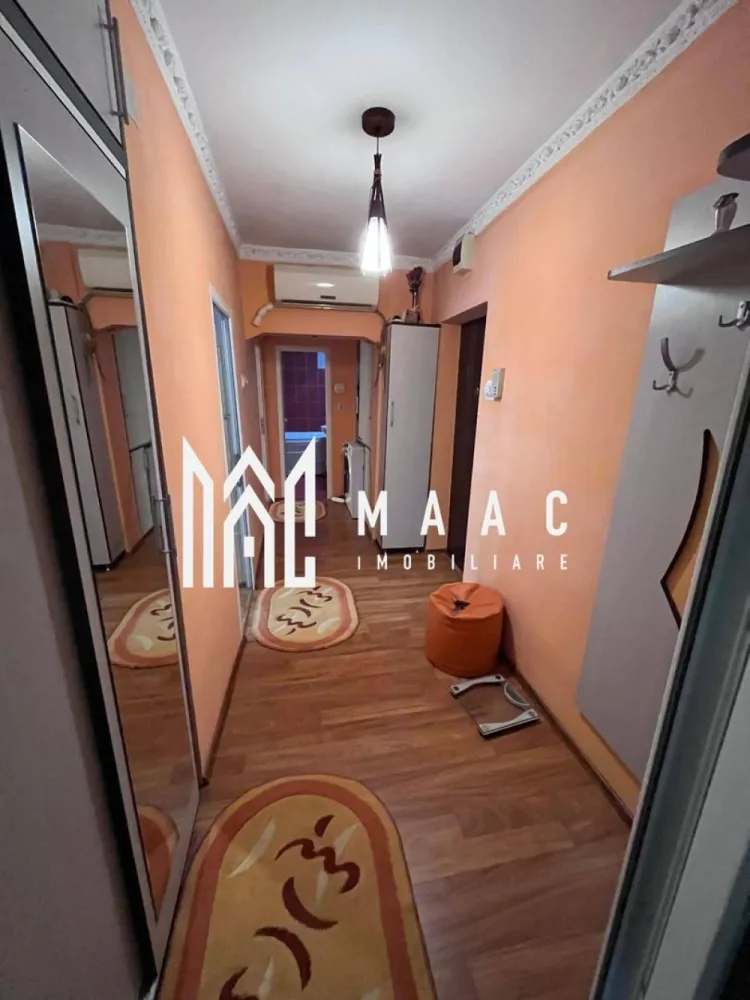 Apartament 2 camere + boxă | 69,75 mp | posibilitate plata rate | - MAAC Imobiliare vă propune spre vânzare un apartament spațios cu 2 camere, situat în zona Cetățuie – Stația de Călimănești, la etajul 3 al unui bloc recepționat în anul 1992. Proprietatea se remarcă prin suprafața generoasă, orientarea excelentă și costurile reduse de întreținere, fiind o alegere ideală atât pentru locuit, cât și pentru investiție.
Caracteristici:
Apartament cu 2 camere
Etaj 3
Bloc construit în anul 1992
Suprafață totală: 69,75 mp
Orientare sud-vest
Apartament luminos și eficient termic
Priveliște către Calea lui Traian
Compartimentare:
Suprafață utilă apartament: 58 mp
Balcon închis: 11,75 mp
Boxă la subsol: 5,26 mp
Living generos
Dormitor spațios
Bucătărie separată
Baie
Hol de acces
Dotări:
Instalație electrică refăcută
Ferestre termopan cu sticlă reflexivă
Aer condiționat
Încălzire centralizată prin CET
Gigacalorimetre individuale
Balcon închis
Apartament modernizat
Casă a scării foarte bine întreținută
Avantaje:
Orientare sud-vest, ce oferă lumină naturală pe tot parcursul zilei
Costuri reduse de întreținere
Confort fonic ridicat datorită tâmplăriei performante
Locuri de parcare disponibile în imediata apropiere
Posibilitate de achiziție complet mobilat și utilat, parțial mobilat sau nemobilat
Boxă inclusă în proprietate
Facilități suplimentare:
Posibilitate de achiziționare separată a unui garaj din beton cu suprafața de 17,65 mp, situat sub bloc
Se acceptă plata în rate direct la proprietar, pe o perioadă de până la 12 luni, în condiții stabilite de comun acord
Vizionările se realizează exclusiv pe bază de programare prealabilă
Această proprietate reprezintă o oportunitate excelentă pentru cei care caută un apartament spațios, bine întreținut și amplasat într-o zonă apreciată a municipiului Râmnicu Vâlcea.
Pentru mai multe informatii sau pentu a programa o vizionare va rugam sa specificati ID3126869