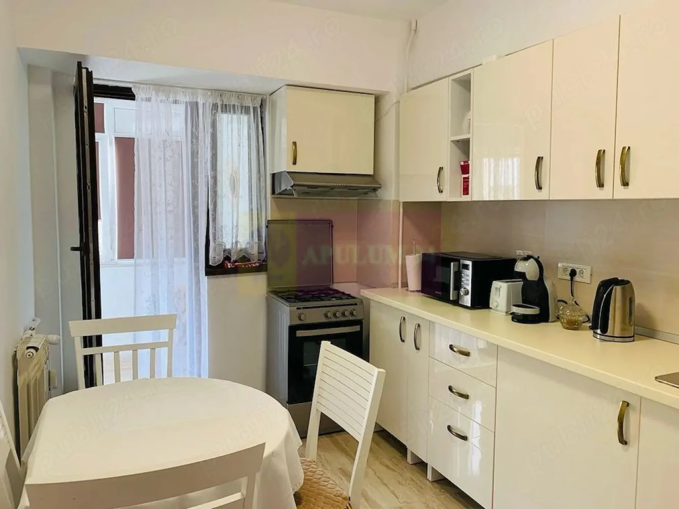 Apartament elegant renovat 3 camere , Sos. Nicolae Titulescu - Agentia Imobiliara Apulum 94, va ofera spre vanzare,

Apartament Elegant, Renovat 3 Camere lângă Piața Victoriei

La coborârea din scară se află stația de tramvai.

Apartament 3 camere | 73 mp | Șoseaua Nicolae Titulescu | Etaj 9 | Bloc 1981 | Reabilitat termic | 250.000 

Vă prezentăm un apartament deosebit cu 3 camere, situat pe una dintre cele mai apreciate artere ale Capitalei Șoseaua Nicolae Titulescu, într-un imobil solid construit în anul 1981 și reabilitat termic.

Cu o suprafață totală de 73 mp, apartamentul se află la etajul 9 și beneficiază de lumină naturală pe tot parcursul zilei, priveliști deschise asupra orașului și o atmosferă elegantă, greu de regăsit în apartamentele renovate în stil modern standard.

Locuința a fost renovată cu atenție la detalii și materiale de calitate superioară.

Parchet din stejar masiv.

Uși interioare din lemn masiv de nuc.

Tâmplărie premium din lemn cu geam termopan.

Aer condiționat în fiecare cameră.

Finisaje atent alese și întreținute impecabil.

Bucătărie funcțională și spațioasă.

Baie complet renovată.

Spații de depozitare generoase.

Apartament aflat într-o stare excelentă, gata de mutare.

Compartimentarea este practică și echilibrată.

Living luminos și primitor.

Două dormitoare confortabile.

Bucătărie separată.

Baie.

Debara și cămară.

Balcon.

Poziționarea reprezintă unul dintre cele mai importante avantaje ale proprietății. În imediata apropiere se află Piața Victoriei, Gara de Nord, stații de metrou și transport public, școli, grădinițe, restaurante, cafenele, centre medicale și clădiri de birouri.

Locuința este ideală atât pentru rezidență, cât și pentru investiție, într-una dintre cele mai căutate și stabile zone ale Bucureștiului.

Preț: 250.000 Euro