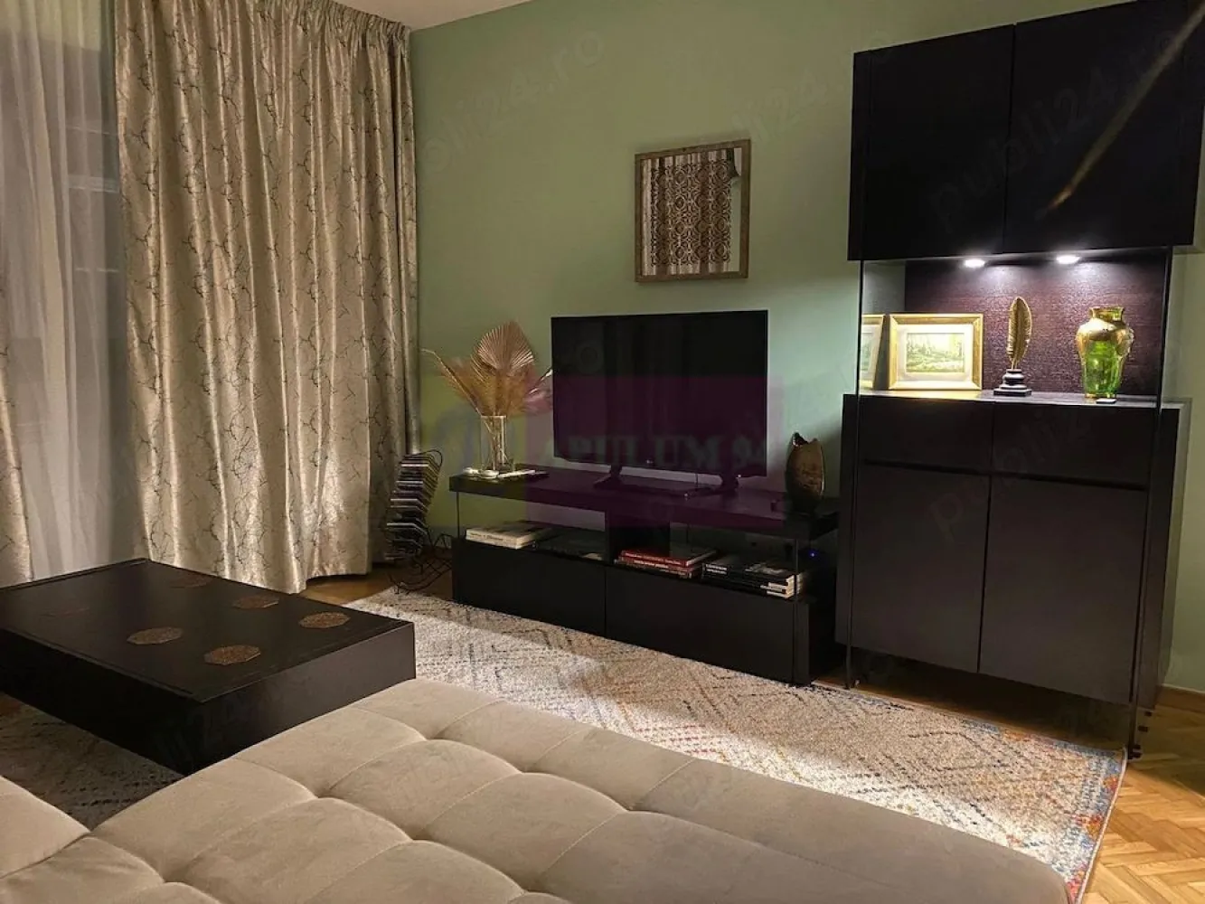 Apartament elegant renovat 3 camere , Sos. Nicolae Titulescu - Agentia Imobiliara Apulum 94, va ofera spre vanzare,

Apartament Elegant, Renovat 3 Camere lângă Piața Victoriei

La coborârea din scară se află stația de tramvai.

Apartament 3 camere | 73 mp | Șoseaua Nicolae Titulescu | Etaj 9 | Bloc 1981 | Reabilitat termic | 250.000 

Vă prezentăm un apartament deosebit cu 3 camere, situat pe una dintre cele mai apreciate artere ale Capitalei Șoseaua Nicolae Titulescu, într-un imobil solid construit în anul 1981 și reabilitat termic.

Cu o suprafață totală de 73 mp, apartamentul se află la etajul 9 și beneficiază de lumină naturală pe tot parcursul zilei, priveliști deschise asupra orașului și o atmosferă elegantă, greu de regăsit în apartamentele renovate în stil modern standard.

Locuința a fost renovată cu atenție la detalii și materiale de calitate superioară.

Parchet din stejar masiv.

Uși interioare din lemn masiv de nuc.

Tâmplărie premium din lemn cu geam termopan.

Aer condiționat în fiecare cameră.

Finisaje atent alese și întreținute impecabil.

Bucătărie funcțională și spațioasă.

Baie complet renovată.

Spații de depozitare generoase.

Apartament aflat într-o stare excelentă, gata de mutare.

Compartimentarea este practică și echilibrată.

Living luminos și primitor.

Două dormitoare confortabile.

Bucătărie separată.

Baie.

Debara și cămară.

Balcon.

Poziționarea reprezintă unul dintre cele mai importante avantaje ale proprietății. În imediata apropiere se află Piața Victoriei, Gara de Nord, stații de metrou și transport public, școli, grădinițe, restaurante, cafenele, centre medicale și clădiri de birouri.

Locuința este ideală atât pentru rezidență, cât și pentru investiție, într-una dintre cele mai căutate și stabile zone ale Bucureștiului.

Preț: 250.000 Euro