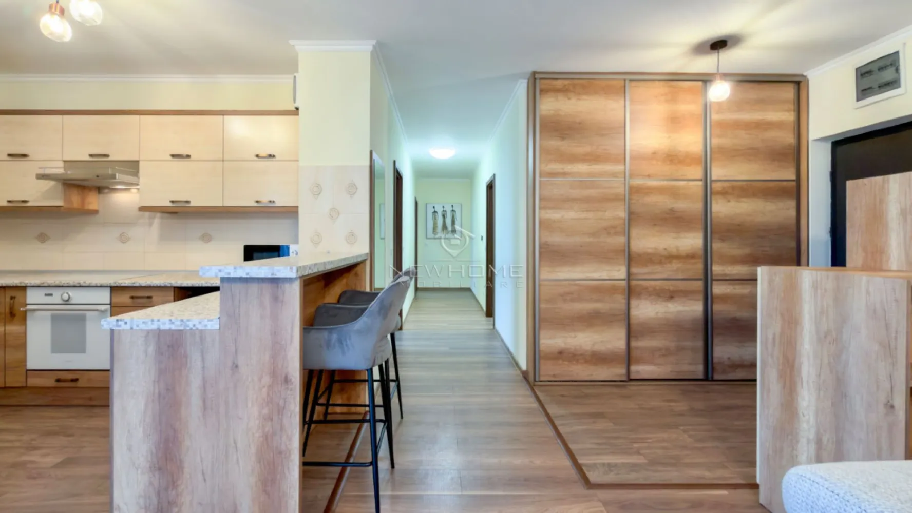 Apartament 3 camere cu view deosebit zona Iulius Mall - NewHOME imobiliare ofera spre vanzare apartament modern cu 3 camere semidecomandat, in ansamblul Riviera Luxury Residence, zona Iulius Mall. Apartamentul dispune de o suprafata utila de 90 mp + 10 mp terase, amplasat la etajul 4 din 10 al unui imobil finalizat in anul 2015. Pozitionarea sa ofera sansa de a va bucura in fiecare zi de o panorama superba. Compartimentat astfel: living open space impreuna cu bucatariea, 2 dormitoare, 2 bai, dressing. 2 balcoane, loc de PARCARE subteran inlusa in pret. Pentru confortul Dvs. se vinde complet mobilat/utilat, dotat cu centrala termica pe imobil cu incalzire prin pardoseala, AER conditionat, electrocasnice de calitate. Avand in vedere poziția si avantajele zonei este una de mare interes, datorita pozitionarii fiind in apropiere de Iulius Mall, Porsche Engineering, facultatea FSEGA, Business centre, Iulius Park, etc. Pentru mai multe informatii si pentru a programa o vizionare, contactati-ne cu incredere!