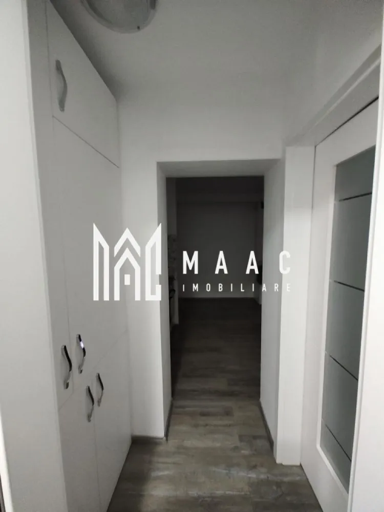 Apartament 2 Camere | 38 MPU | Etaj 3 | Cisnădie - MAAC Imobiliare vă propune spre vânzare un apartament modern cu 2 camere, situat în Cisnădie, la etajul 3.

Caracteristici principale

• suprafață utilă de 38 mp
• etaj 3
• complet mobilat și utilat
• ideal pentru locuit sau investiție

Compartimentare și spații interioare

• living
• dormitor 
• bucătărie
• baie
• hol

Dotări și finisaje

• mobilier realizat la comandă
• electrocasnice incluse
• TV inclus
• baie renovată
• geamuri termopan
• se predă exact ca în fotografii

 Pentru mai multe detalii sau pentru programarea unei vizionări, vă rugăm să ne contactați și să menționați ID-ul proprietății: CP3114908.