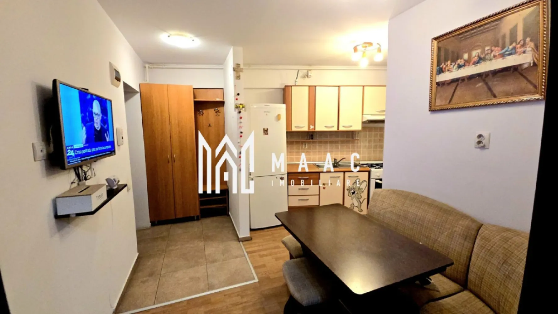 Apartament 2 Camere | Etaj 3 | Lift | Turnișor - MAAC Imobiliare vă propune spre vânzare un apartament practic și luminos cu 2 camere, situat în cartierul Turnișor, într-o zonă liniștită și foarte accesibilă, în apropiere de Profi.

Caracteristici principale

• suprafață utilă de 47 mp
• etaj 3 din 4
• imobil dotat cu lift modern
• vedere panoramică spre centrul orașului

Compartimentare și spații interioare

• living
• dormitor
• bucătărie 
• baie
• hol cu debara și spațiu de depozitare

Localizare și beneficii

• amplasat într-o zonă liniștită din Turnișor
• acces rapid către magazine și supermarketuri
• mijloace de transport în comun în apropiere
• conexiune facilă către principalele puncte de interes ale orașului

 Pentru mai multe detalii sau pentru programarea unei vizionări, vă rugăm să ne contactați și să menționați ID-ul proprietății: CP3116906.