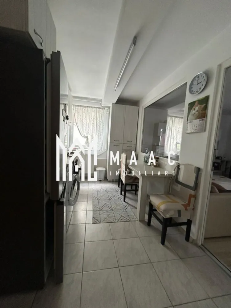 Apartament 3 Camere | Etaj 1 | Loc de Parcare | Selimbar - MAAC Imobiliare vă propune spre vânzare un apartament spațios cu 3 camere, situat la etajul 1 al unui imobil construit în anul 2007, ideal pentru locuit sau investiție.

Caracteristici principale

• suprafață utilă de 61 mp
• compartimentare semidecomandată
• etaj 1 din 3
• loc de parcare inclus
• imobil construit în 2007

Compartimentare și confort

• living
• 2 dormitoare
• bucătărie
• baie
• hol

Localizare și accesibilitate

• aproape de magazine și puncte de interes
• acces rapid către autostradă
• conexiune facilă către centrul orașului
• hipermarketuri și gară în apropiere
• zonă bine conectată la mijloacele de transport

Pentru mai multe detalii sau pentru programarea unei vizionări, vă rugăm să ne contactați și să menționați ID-ul proprietății: CP3119986.