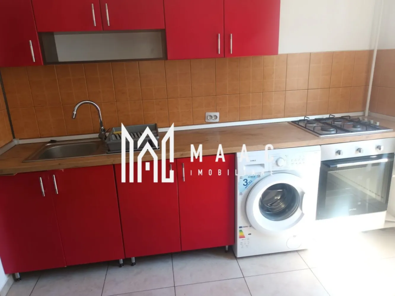Apartament 2 camere decomandat | Calea Dumbrăvii, Sibiu | 50 mp, mobilat - Apartament cu 2 camere decomandat de închiriat în zona Calea Dumbrăvii din Sibiu, cu 50 mp utili, balcon și poziționare la etajul 3 al unui imobil finalizat.

Detalii proprietate:
• Suprafață utilă: 50 mp
• Suprafață construită: 60 mp
• Compartimentare: 2 camere, 1 bucătărie, 1 baie
• Etaj 3 din 4
• Stare interioară: bună
• An construcție: 1990
• Balcon: 1
• Se închiriază complet mobilată și utilată
• Disponibilă pentru mutare imediată

Zona Calea Dumbrăvii oferă acces facil către principalele puncte de interes ale orașului. Proprietatea este amplasată pe Bulevardul General Vasile Milea, într-o zonă apreciată pentru accesibilitate și conexiunea rapidă cu restul orașului.

Cod anunț CP3122569. Contactați echipa MAAC Imobiliare pentru detalii suplimentare și pentru programarea unei vizionări.