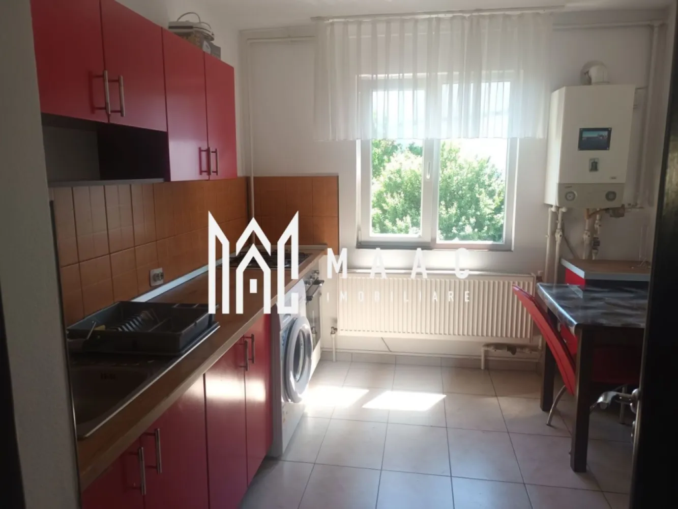 Apartament 2 camere decomandat | Calea Dumbrăvii, Sibiu | 50 mp, mobilat - Apartament cu 2 camere decomandat de închiriat în zona Calea Dumbrăvii din Sibiu, cu 50 mp utili, balcon și poziționare la etajul 3 al unui imobil finalizat.

Detalii proprietate:
• Suprafață utilă: 50 mp
• Suprafață construită: 60 mp
• Compartimentare: 2 camere, 1 bucătărie, 1 baie
• Etaj 3 din 4
• Stare interioară: bună
• An construcție: 1990
• Balcon: 1
• Se închiriază complet mobilată și utilată
• Disponibilă pentru mutare imediată

Zona Calea Dumbrăvii oferă acces facil către principalele puncte de interes ale orașului. Proprietatea este amplasată pe Bulevardul General Vasile Milea, într-o zonă apreciată pentru accesibilitate și conexiunea rapidă cu restul orașului.

Cod anunț CP3122569. Contactați echipa MAAC Imobiliare pentru detalii suplimentare și pentru programarea unei vizionări.