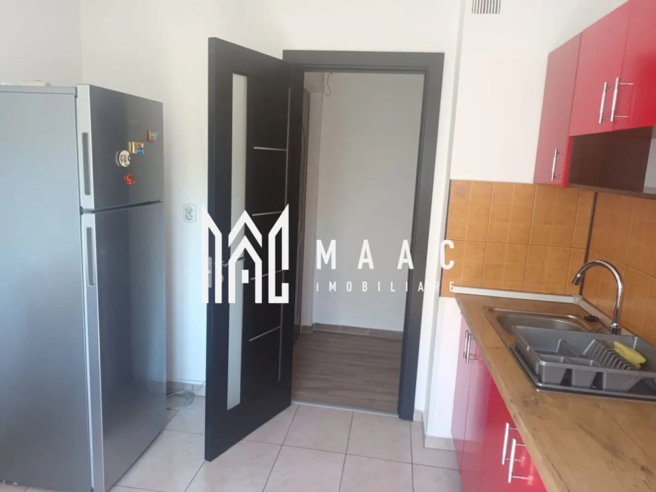 Apartament 2 camere decomandat | Calea Dumbrăvii, Sibiu | 50 mp, mobilat - Apartament cu 2 camere decomandat de închiriat în zona Calea Dumbrăvii din Sibiu, cu 50 mp utili, balcon și poziționare la etajul 3 al unui imobil finalizat.

Detalii proprietate:
• Suprafață utilă: 50 mp
• Suprafață construită: 60 mp
• Compartimentare: 2 camere, 1 bucătărie, 1 baie
• Etaj 3 din 4
• Stare interioară: bună
• An construcție: 1990
• Balcon: 1
• Se închiriază complet mobilată și utilată
• Disponibilă pentru mutare imediată

Zona Calea Dumbrăvii oferă acces facil către principalele puncte de interes ale orașului. Proprietatea este amplasată pe Bulevardul General Vasile Milea, într-o zonă apreciată pentru accesibilitate și conexiunea rapidă cu restul orașului.

Cod anunț CP3122569. Contactați echipa MAAC Imobiliare pentru detalii suplimentare și pentru programarea unei vizionări.
