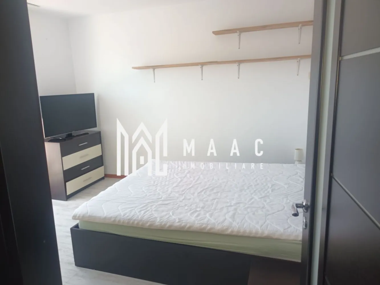 Apartament 2 camere decomandat | Calea Dumbrăvii, Sibiu | 50 mp, mobilat - Apartament cu 2 camere decomandat de închiriat în zona Calea Dumbrăvii din Sibiu, cu 50 mp utili, balcon și poziționare la etajul 3 al unui imobil finalizat.

Detalii proprietate:
• Suprafață utilă: 50 mp
• Suprafață construită: 60 mp
• Compartimentare: 2 camere, 1 bucătărie, 1 baie
• Etaj 3 din 4
• Stare interioară: bună
• An construcție: 1990
• Balcon: 1
• Se închiriază complet mobilată și utilată
• Disponibilă pentru mutare imediată

Zona Calea Dumbrăvii oferă acces facil către principalele puncte de interes ale orașului. Proprietatea este amplasată pe Bulevardul General Vasile Milea, într-o zonă apreciată pentru accesibilitate și conexiunea rapidă cu restul orașului.

Cod anunț CP3122569. Contactați echipa MAAC Imobiliare pentru detalii suplimentare și pentru programarea unei vizionări.