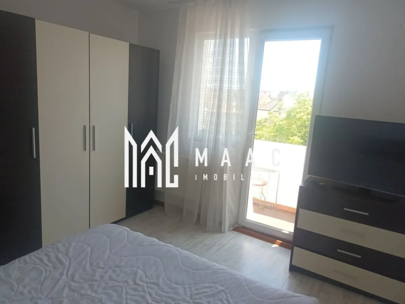Apartament 2 camere decomandat | Calea Dumbrăvii, Sibiu | 50 mp, mobilat - Apartament cu 2 camere decomandat de închiriat în zona Calea Dumbrăvii din Sibiu, cu 50 mp utili, balcon și poziționare la etajul 3 al unui imobil finalizat.

Detalii proprietate:
• Suprafață utilă: 50 mp
• Suprafață construită: 60 mp
• Compartimentare: 2 camere, 1 bucătărie, 1 baie
• Etaj 3 din 4
• Stare interioară: bună
• An construcție: 1990
• Balcon: 1
• Se închiriază complet mobilată și utilată
• Disponibilă pentru mutare imediată

Zona Calea Dumbrăvii oferă acces facil către principalele puncte de interes ale orașului. Proprietatea este amplasată pe Bulevardul General Vasile Milea, într-o zonă apreciată pentru accesibilitate și conexiunea rapidă cu restul orașului.

Cod anunț CP3122569. Contactați echipa MAAC Imobiliare pentru detalii suplimentare și pentru programarea unei vizionări.