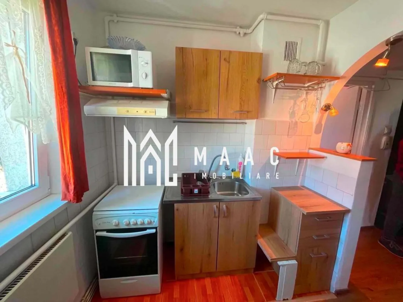 Apartament 3 camere decomandat | Ștrand, Sibiu | 53 mp, pet friendly - Apartament de închiriat în Sibiu, cu 3 camere decomandate, situat în cartierul Ștrand, cu 53 mp utili, balcon și compartimentare potrivită pentru locuire de zi cu zi.

Detalii proprietate:
• Apartament cu 3 camere, 2 dormitoare, 1 living, 1 bucătărie și 1 baie
• Suprafață utilă: 53 mp, suprafață construită: 64 mp
• Compartimentare: decomandat
• Etaj 4 din 4, într-un imobil finalizat în anul 2000
• Stare interioară: bună
• 1 balcon și 1 cămară
• Complet mobilat și utilat
• Dotări menționate: aragaz cu cuptor, mașină de spălat rufe, cuptor cu microunde, centrală termică
• Proprietate pet friendly

Locuința este amplasată în cartierul Ștrand din Sibiu, pe Strada Bihorului, conform datelor din anunțul existent.

Cod anunț CP3123028. Contactați echipa MAAC Imobiliare pentru mai multe detalii și pentru programarea unei vizionări.