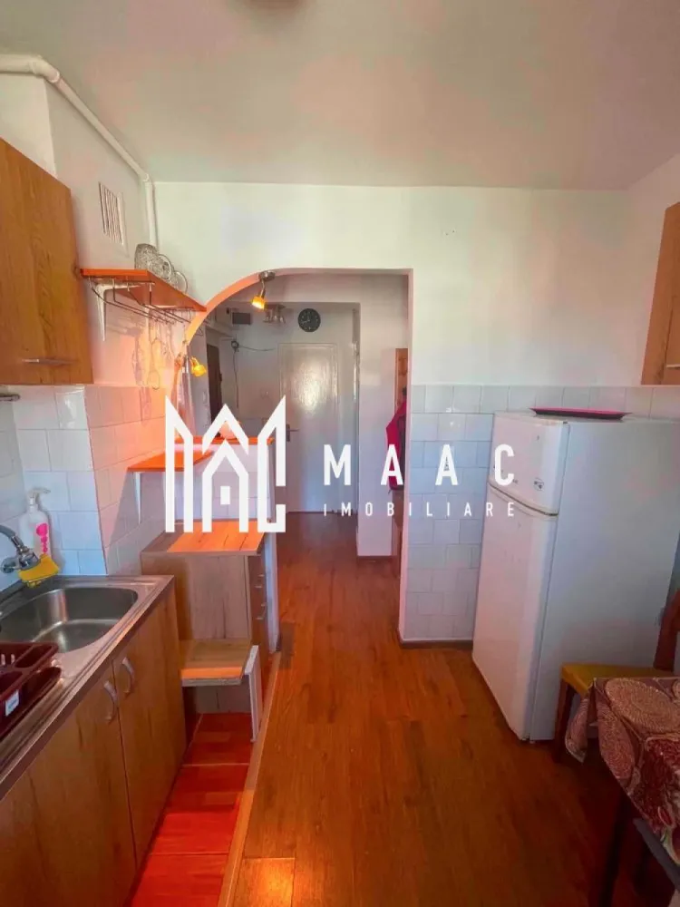 Apartament 3 camere decomandat | Ștrand, Sibiu | 53 mp, pet friendly - Apartament de închiriat în Sibiu, cu 3 camere decomandate, situat în cartierul Ștrand, cu 53 mp utili, balcon și compartimentare potrivită pentru locuire de zi cu zi.

Detalii proprietate:
• Apartament cu 3 camere, 2 dormitoare, 1 living, 1 bucătărie și 1 baie
• Suprafață utilă: 53 mp, suprafață construită: 64 mp
• Compartimentare: decomandat
• Etaj 4 din 4, într-un imobil finalizat în anul 2000
• Stare interioară: bună
• 1 balcon și 1 cămară
• Complet mobilat și utilat
• Dotări menționate: aragaz cu cuptor, mașină de spălat rufe, cuptor cu microunde, centrală termică
• Proprietate pet friendly

Locuința este amplasată în cartierul Ștrand din Sibiu, pe Strada Bihorului, conform datelor din anunțul existent.

Cod anunț CP3123028. Contactați echipa MAAC Imobiliare pentru mai multe detalii și pentru programarea unei vizionări.