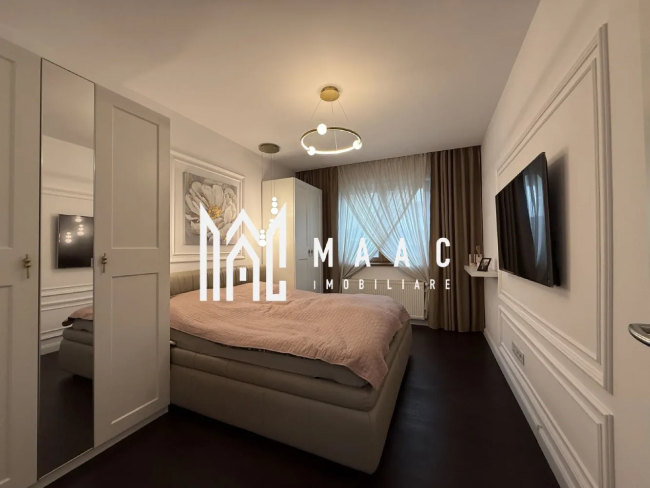 Apartament 3 camere | Gradina 159 MP | 2 Parcari | Selimbar - MAAC Imobiliare vă prezintă un apartament deosebit, situat într-una dintre cele mai apreciate zone rezidențiale din Șelimbăr – zona Brana. Apartamentul este amplasat la parter înalt, într-un imobil modern cu regim redus de înălțime având doar 4 apartamente pe nivel.

Cu o suprafață utilă de 85,4 mp, locuința beneficiază de o grădină proprie de 159 mp, amenajată cu atenție la detalii.

Compartimentare:
Living cu bucătărie open-space
Două dormitoare decomandate
Dormitor matrimonial cu dressing
Două băi, dintre care una prevăzută cu geam pentru aerisire naturală
Hol generos
Debara pentru depozitare

Dotări și finisaje:
Aer condiționat cu funcție inverter și încălzire
Bioșemineu decorativ
Parchet triplu stratificat din lemn masiv de stejar
Finisaje din travertin în ambele băi
Obiecte sanitare Grohe
Cabină de duș din sticlă securizată de 10 mm
Ferestre și ușă de terasă QFORT cu geam triplu
Instalație electrică realizată superior, cu circuite separate și număr extins de siguranțe
Sistem de alarmă pentru apartament
Bucătăria este realizată pe comandă de Rovere și este complet echipată cu electrocasnice Hotpoint Ariston. În zona de living regăsim mobilier de calitate, inclusiv canapea Rovere, iar locuința beneficiază de mașină de spălat rufe și uscător AEG.

Curtea proprie reprezintă unul dintre marile avantaje ale proprietății:
Suprafață de 159 mp
Acces direct prin poartă privată
Magazie pentru depozitare
Plante ornamentale și spații verzi atent întreținute
Sistem automat de irigare
Robot automat pentru tuns gazonul
Iluminat ornamental pentru grădină

Beneficii suplimentare:
Două locuri de parcare incluse în preț (aproximativ 30 mp)
Stație pentru încărcarea autovehiculelor electrice
Posibilitatea închirierii unui al treilea loc de parcare
Canalizare separată față de restul imobilului
Sistem de supraveghere video pentru întregul imobil și pentru proprietate
Izolație termică și fonică foarte bună

Localizarea excelentă oferă acces rapid către Sibiu, centre comerciale, școli, grădinițe și toate punctele de interes ale zonei.

Pentru mai multe detalii sau pentru programarea unei vizionări, vă rugăm să contactați MAAC Imobiliare și să menționați ID-ul proprietății: CP3127080