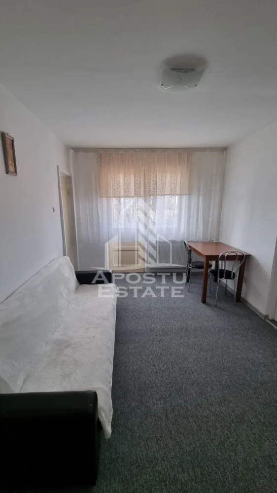 Apartament 2 camere de inchiriat, zona Sagului, Timisoara - Agentia imobiliara APOSTU ESTATE va propune spre inchiriere un apartament cu 2 camere, spatios si luminos, situat in zona Sagului, o zona linistita si bine pozitionata din Timisoara,Timis. Potrivit pentru cupluri,familii , tineri care isi doresc o locuinta unde sa se simta confortabil si cu acces facil catre scoli, statii de autobuz, supermarketuri , magazine de zona, parcuri.

Suprafata utila: 40 mp 
Compartimentare eficienta:
-Hol de acces generos
-Bucatarie complet mobilata si utilata
-Dormitor mobilat si utilat
-Baia este dotata cu cada 

Confort si facilitati:
-Incalzirea apartamentului: colterm
-Apartamentul este complet mobilat si utilat

Localizare:
-Timis,Timisoara, zona Sagului – acces facil spre magazine, supermarketul Kaufland, scoli, parcuri si mijloace de transport in comun.

Ideal pentru:
-Familii
-Cupluri
-Tineri

Disponibilitate: imediata
Pret chirie lunara: 300€
Programeaza o vizionare pentru a-ti putea imagina viitorul aici!
ID intern: CP3010940