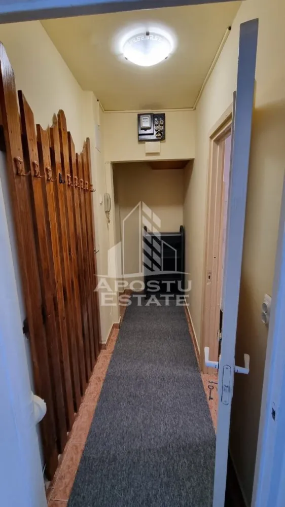 Apartament 2 camere de inchiriat, zona Sagului, Timisoara - Agentia imobiliara APOSTU ESTATE va propune spre inchiriere un apartament cu 2 camere, spatios si luminos, situat in zona Sagului, o zona linistita si bine pozitionata din Timisoara,Timis. Potrivit pentru cupluri,familii , tineri care isi doresc o locuinta unde sa se simta confortabil si cu acces facil catre scoli, statii de autobuz, supermarketuri , magazine de zona, parcuri.

Suprafata utila: 40 mp 
Compartimentare eficienta:
-Hol de acces generos
-Bucatarie complet mobilata si utilata
-Dormitor mobilat si utilat
-Baia este dotata cu cada 

Confort si facilitati:
-Incalzirea apartamentului: colterm
-Apartamentul este complet mobilat si utilat

Localizare:
-Timis,Timisoara, zona Sagului – acces facil spre magazine, supermarketul Kaufland, scoli, parcuri si mijloace de transport in comun.

Ideal pentru:
-Familii
-Cupluri
-Tineri

Disponibilitate: imediata
Pret chirie lunara: 300€
Programeaza o vizionare pentru a-ti putea imagina viitorul aici!
ID intern: CP3010940