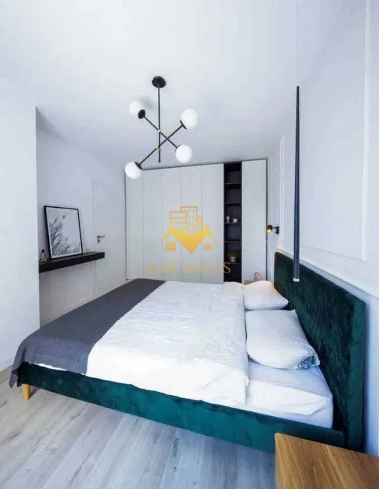 Apartament 2 camere LUX zona Horea - GOLDNESS Imobiliare va ofera spre inchiriere un apartament LUX in zona Horea. Apartamentul are o suprafata utila de 52 mp si se afla la etajul 2 al unei cladiri noi. Compartimentarea apartamentului este semidecomandata, gandita astfel: 1 dormitoar, living open space cu bucataria, hol si 1 baie. Beneficiaza de geamuri termopan cu tamplarie din PVC si usa metalica la intrare. Apartamentul este nou, mobilat modern si utilat cu aragaz, cuptor, frigider, masina de spalat rufe , espressor, tv etc. Se ofera spre inchiriere complet mobilat si utilat, iar in pret este inclus un loc de parcare subteran. Daca va intereseaza aceasta oferta ne puteti contacta la numarul de mai sus sau pe adresa de email goldnessimobiliare@gmail.com Va asteptam la vizionare! P14445