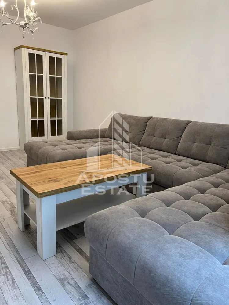 Apartament cu 2 camere de inchiriat, parcare, City Of Mara, Timisoara - Agentia imobiliara APOSTU ESTATE va propune spre inchiriere un apartament cu 2 camere spatios si luminos, situat in Timisoara, zona Circumvalatiunii (City Of Mara), potrivit pentru cupluri sau persoane singure care isi doresc o locuinta in care sa se simta confortabil
Suprafata utila: 53 mp

Compartimentare eficienta:
-Bucatarie deschisa complet mobilata si utilata, cu loc de luat masa
-Living luminos si spatios
-Dormitor complet mobilat si utilat
-Baie prevazuta cu cada

Confort si facilitati:
-Masina de spalat rufe
-Masina de spalat vase
-Aer conditionat
- LOC DE PARCARE INCLUS IN PRET
-Incalzirea apartamentului: centrala proprie (incalzire prin calorifere)

Localizare:
-Timis, Timisoara, zona Circumvalatiunii, Semicentral, Complexul City Of Mara

Ideal pentru:
-Persoane singure
-Cupluri
-Familii la inceput de drum

Disponibilitate: 01.07.2026
Pret chirie lunara: 600 EUR (sau 700 EUR cu toate cheltuielile incluse)
Programeaza o vizionare pentru a-ti putea imagina viitorul aici!
ID intern: CP3126297