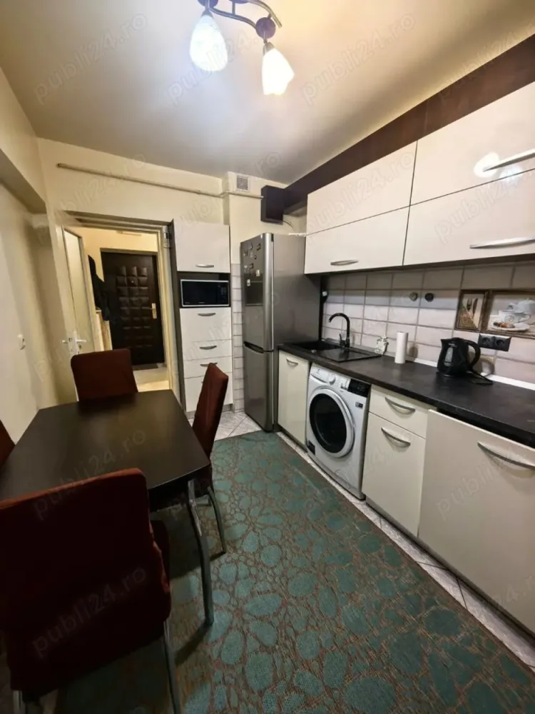 De inchiriat apartament cu 2 camere zona Gării, Universitate, 380 E - Se oferă spre închiriere apartament cu 2 camere, situat într-o zonă liniștită și bine poziționată, în apropierea Gării, Universității .

- Complet mobilat și utilat
- Living spațios, dotat cu soundbar
- Apartament luminos, cu lumină naturală din abundență
- Racordat la sistemul de încălzire centrală al blocului
- Vecini liniștiți și civilizați
- Aproape de Universitate, Primărie, magazine și alte puncte de interes
- Acces rapid la mijloacele de transport în comun
- bloc nou, construit in 2004.
Locuința este ideală pentru studenți, cupluri sau persoane care își doresc confort și acces facil către principalele zone ale orașului.
 Chirie: 380 € / lună, negociabil.
La incheierea contractului de inchiriere chiriasul va achita prima chirie, o garantie egala cu o chirie si comisionul agentiei imobiliare.
Pentru mai multe informații sau pentru programarea unei vizionări, 0741.030291 Marilena.