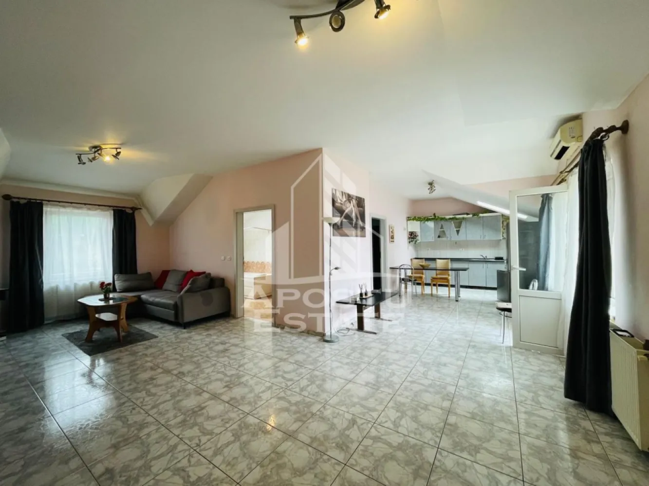 Apartament 2 camere/ Intim/ 80MP - Apostu Estate va propune spre închiriere apartament spațios cu 2 camere și o suprafață generoasă de 80 mp, situat în zona Piața Spitalului. 
Locuința are un living imens cu bucătărie open-space și este complet mobilată și utilată, fiind ideală pentru studenți datorită așezării excelente.
Detalii și Facilități Suprafață: 80 mp 
Compartimentare: Living foarte mare cu bucătărie open-space, dormitor spațios, baie, hol.
Dotări: Centrală termică proprie, geamuri termopan, aer condiționat.
Mobilier și Electrocasnice: Complet mobilat și utilat, gata pentru mutare.
Zonă: Ultra-centrală/Piața Spitalului (foarte sigură și liniștită). 
Aproape de Spitalul Județean și principalele facultăți.
Accesibilitate: Stații de mijloace de transport în comun, farmacii, supermarketuri și centre comerciale în imediata apropiere.
CP3128212