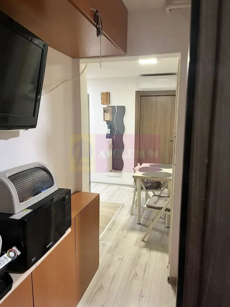 Apartament 2 camere pe str Huedin - Agentia Imobiliara Apulum 94, va ofera spre vanzare
Apartament 2 camere,decomandat,41,03 mp utili ,situat la etajul 1 10,intr -un bloc construit in anul 1975.Apartamentul dispune de centrala termică și aer condiționat,fiind ideal pentru locuit cat și pentru investiție.Are vederea atât pe față cat și pe spate.
.Zona este foarte bună ,aproape de școală, la 1 minut de grădiniță .
Mijloacele de transport la 2 minute (381,76).
Apartamentul se află pe strada Huedin.
Pret 75.000 se vinde mobilat sau nemobilat