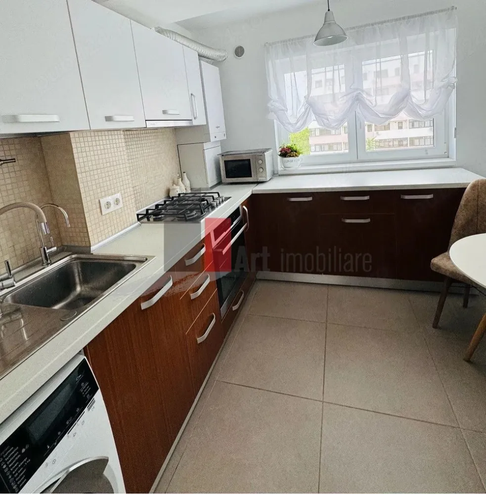 Apartament 2 camere Politehnica Park Residence, Grozăvești - Spre vânzare apartament de 2 camere situat în cadrul complexului Politehnica Park Residence, într-o zonă foarte bine conectată și apreciată atât pentru locuit, cât și pentru investiții.

Apartamentul are o suprafață de 50 mp și este compartimentat semidecomandat, cu bucătărie separată, oferind un plus de confort și funcționalitate. Este amplasat la etajul 4 al imobilului și se vinde complet mobilat și utilat, fiind pregătit pentru mutare imediată.

Locuința beneficiază de un spațiu bine organizat, lumină naturală și acces rapid către metrou, aflat la aproximativ 7 minute de mers pe jos, precum și către centre comerciale, campusul Politehnica și principalele puncte de interes din zonă.

Caracteristici:
 2 camere
 50 mp utili
 Bucătărie separată
 Compartimentare semidecomandată
 Etaj 4 din 9
 Se vinde mobilat și utilat
 Aproximativ 7 minute până la metrou
 Complex modern și bine întreținut

Ideal pentru locuință proprie sau investiție.

Pentru detalii suplimentare și vizionări, vă stau la dispoziție.
