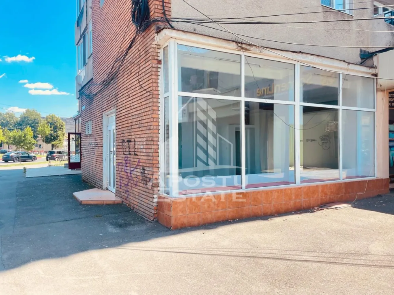 Spatiu Comercial - Zona UTA - Apostu Estate va propune spre inchiriere un spatiu comercial strategic pozitionat in zona UTA, chiar la intersectia bulevardului Aurel Vlaicu cu Calea Victoriei, langa Big Belly. Proprietatea beneficiaza de o vizibilitate exceptionala, fiind situata intr-o zona cu trafic pietonal si rutier intens, ideala pentru dezvoltarea unei activitati comerciale de succes.
Suprafata si Compartimentare
Conform extrasului de Carte Funciara (CF), spatiul are o suprafata construita de 114 mp, cu o suprafata utila totala de aproximativ 95 mp. Imobilul este structurat inteligent pentru a oferi generozitate si flexibilitate in organizare, fiind compartimentat astfel:
O incapere principala extrem de spatioasa, de aproximativ 50 mp, ideala pentru zona de retail, receptie, showroom sau open-space;
Doua incaperi secundare, cu suprafete de aproximativ 16 mp, respectiv 15 mp, perfecte pentru birouri, cabinete medicale sau zone de tratament;
Un vestiar sau spatiu administrativ de depozitare de aproximativ 8 mp;
Un grup sanitar (baie) in suprafata de aproximativ 4 mp.
Potential si Destinatie
Datorita amplasarii premium si a fluxului continuu de potentiali clienti, spatiul este pretabil pentru o gama larga de activitati economice, cum ar fi:
Cabinet medical, clinica stomatologica sau laborator de analize;
Birouri notariale, de avocatura, agentie de asigurari sau consultanta;
Salon de infrumusetare de mari dimensiuni, cosmetica sau coafor;
Magazin de prezentare, reprezentanta comerciala sau punct de livrare.
Avantaje Principale
Pozitionare de top: Vizibilitate maxima de la nivelul strazii atat pentru pietoni, cat si pentru participantii la trafic;
Zona ultracunoscuta: Repere comerciale excelente in imediata vecinatate, ce garanteaza un vad comercial deja format;
Accesibilitate: Acces facil si conexiuni rapide cu toate mijloacele de transport in comun.
Proprietatea reprezinta o oportunitate deosebita pentru afacerile care isi doresc o prezenta puternica pe piata si o locatie generoasa, usor de identificat de catre clienti.
Pentru mai multe detalii, informatii privind conditiile de inchiriere si pentru programarea unei vizionari, va stam cu placere la dispozitie.
ID anunt: CP3121125
